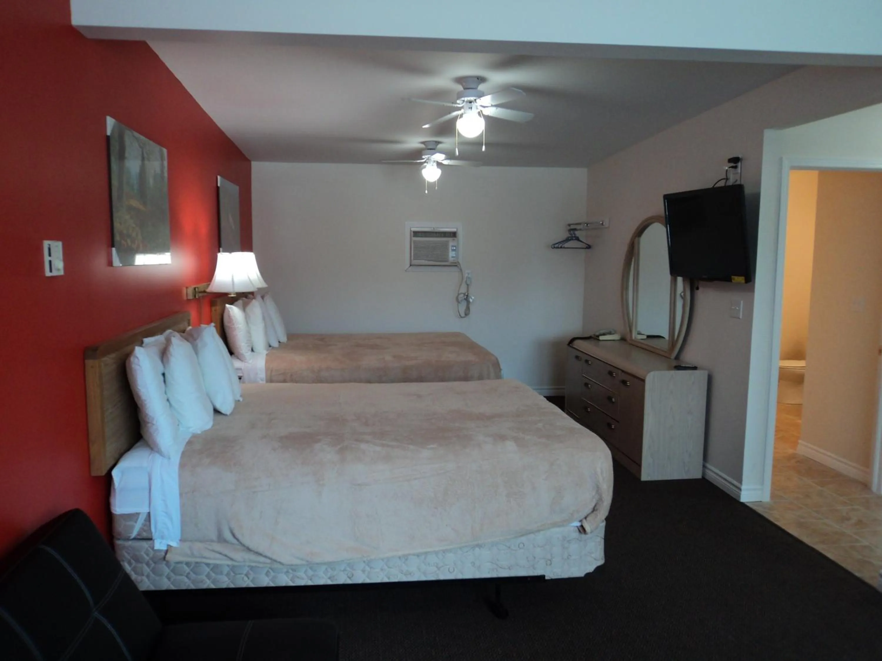 Photo of the whole room, Bed in Rymal's Motel