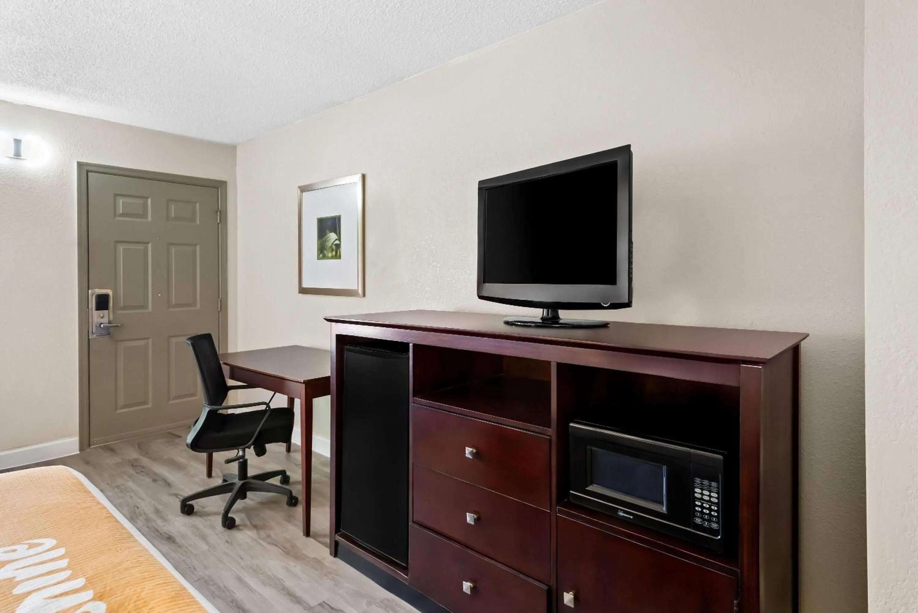 Bed in Days Inn by Wyndham Petersburg/South Fort Lee