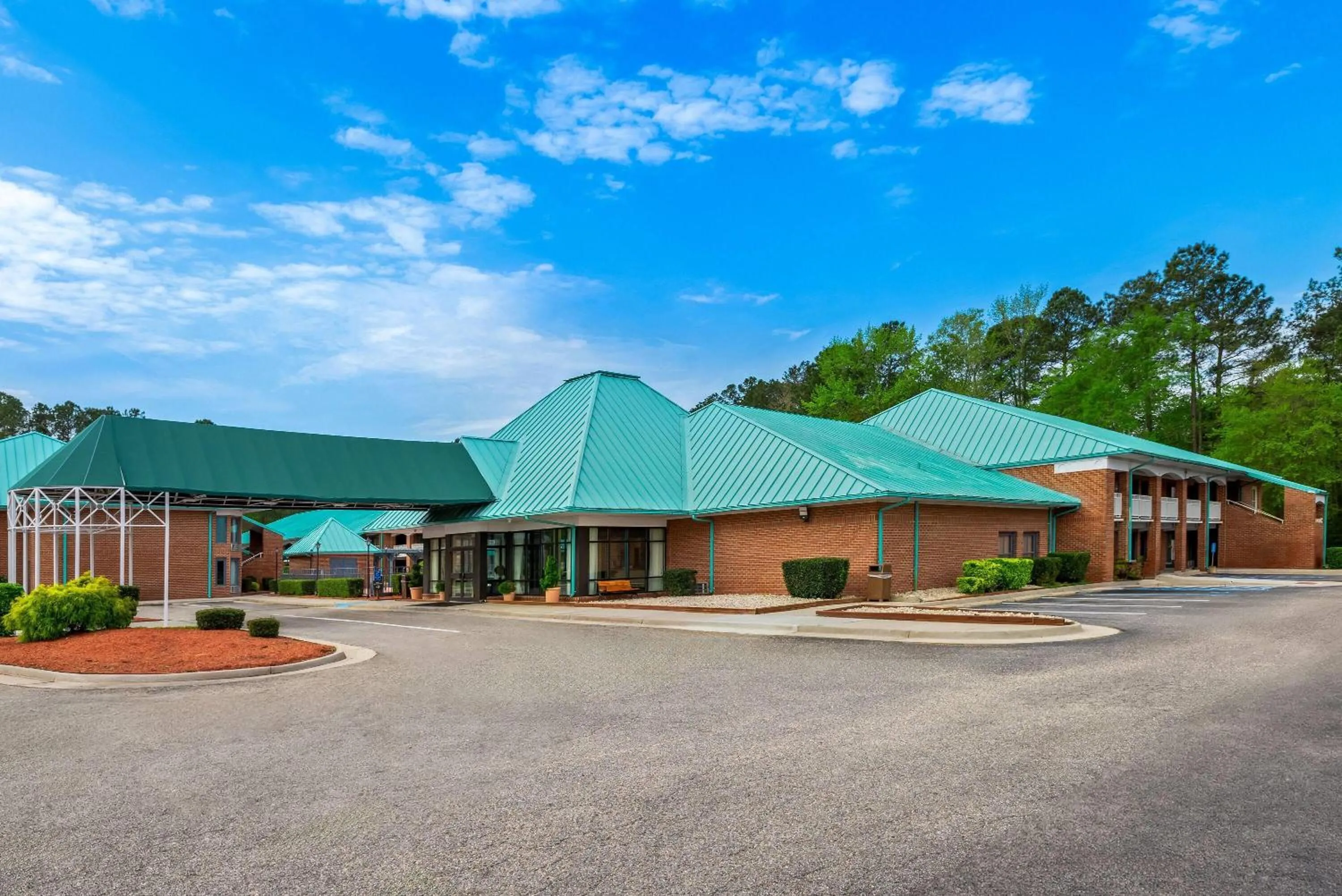 Property building in Days Inn by Wyndham Petersburg/South Fort Lee