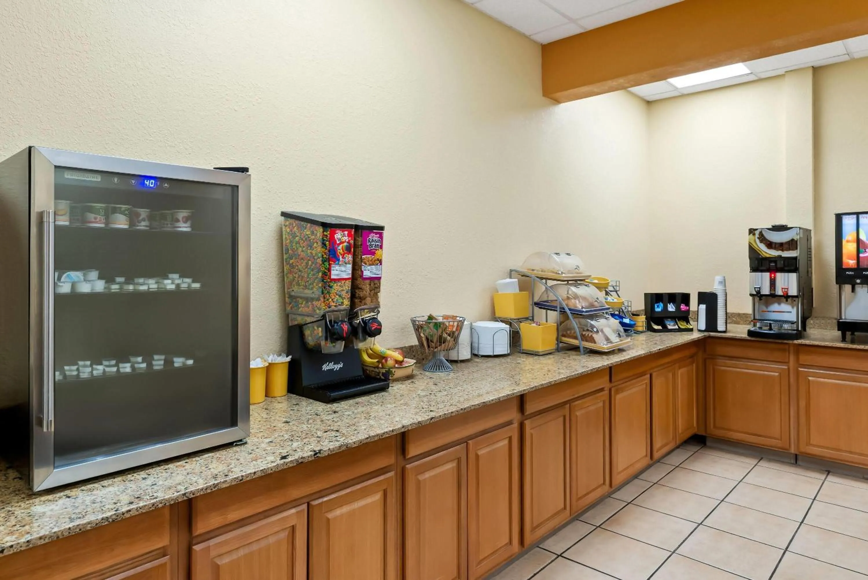 Coffee/tea facilities in Days Inn by Wyndham Petersburg/South Fort Lee