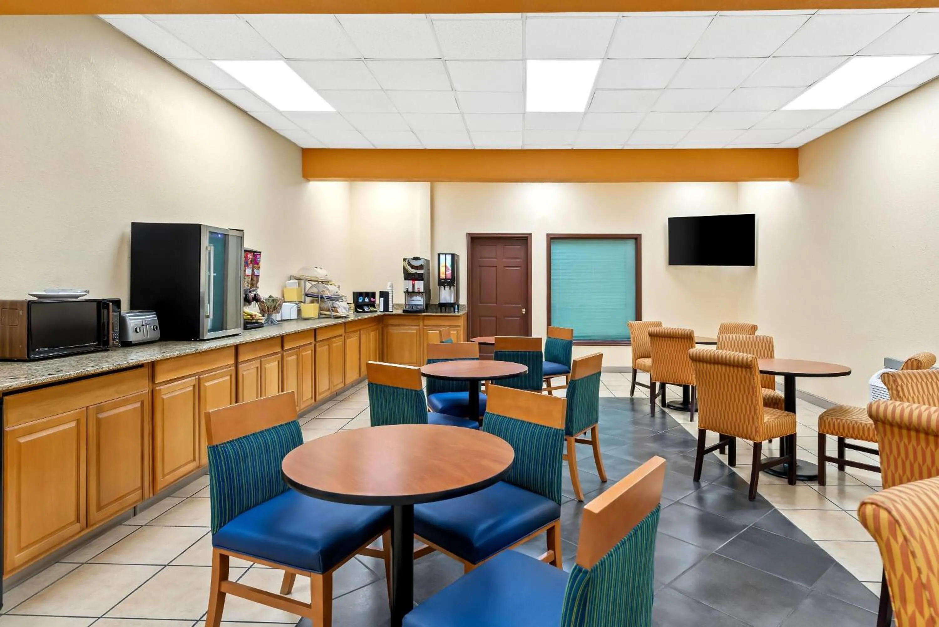 Restaurant/places to eat in Days Inn by Wyndham Petersburg/South Fort Lee