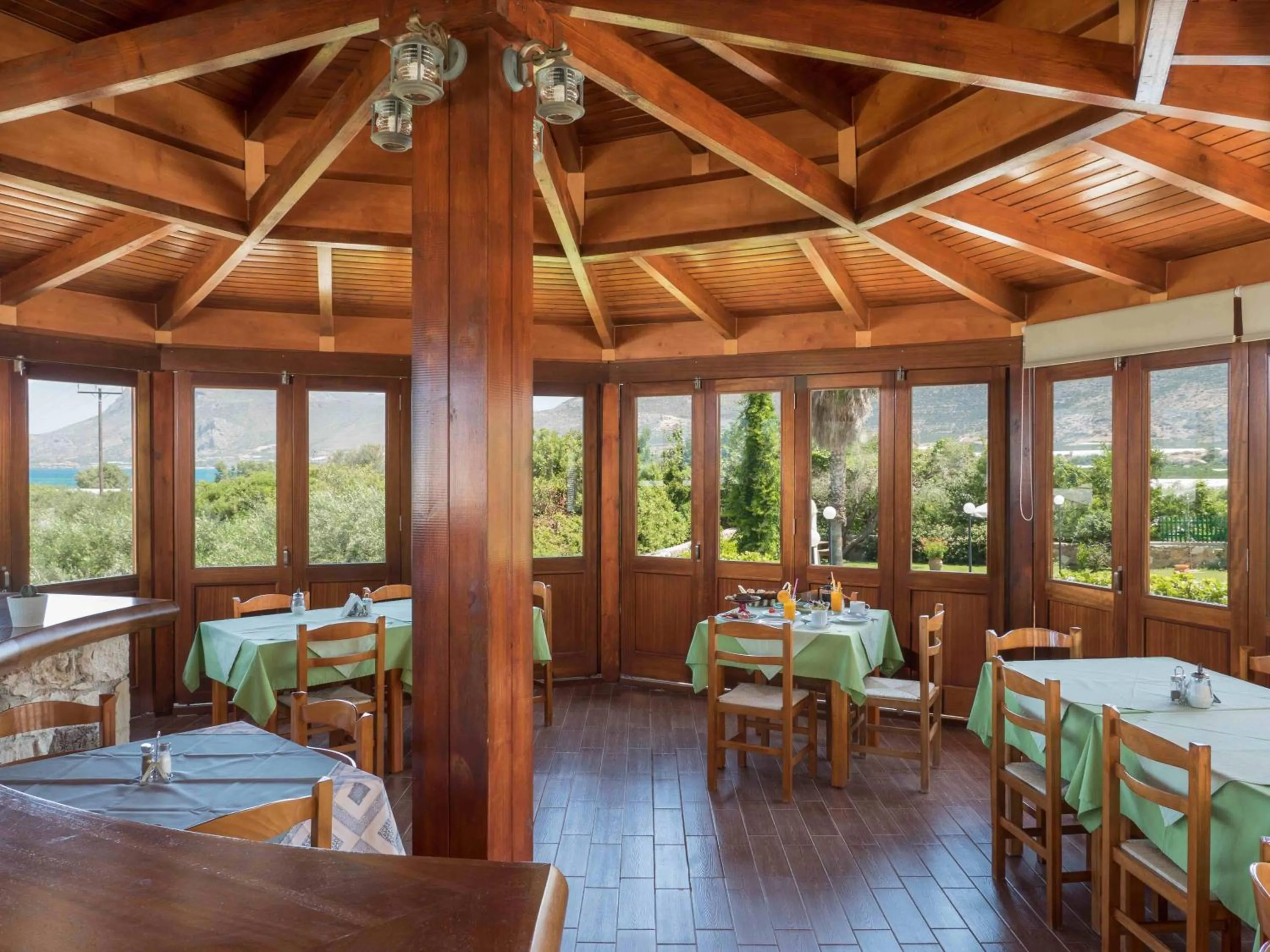 Area and facilities in Petritos Rooms and Studios