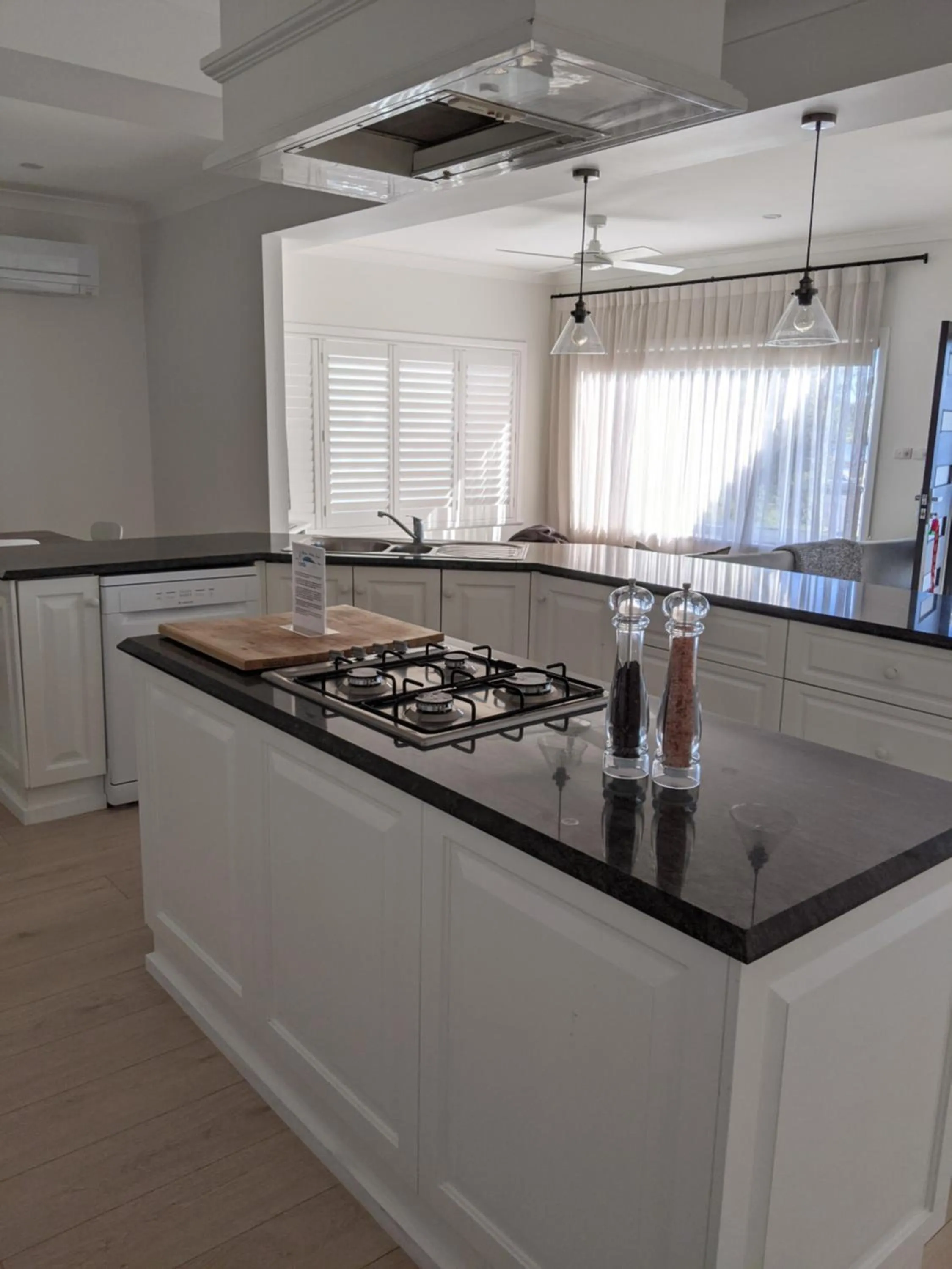 Kitchen or kitchenette in Araluen Motor Lodge