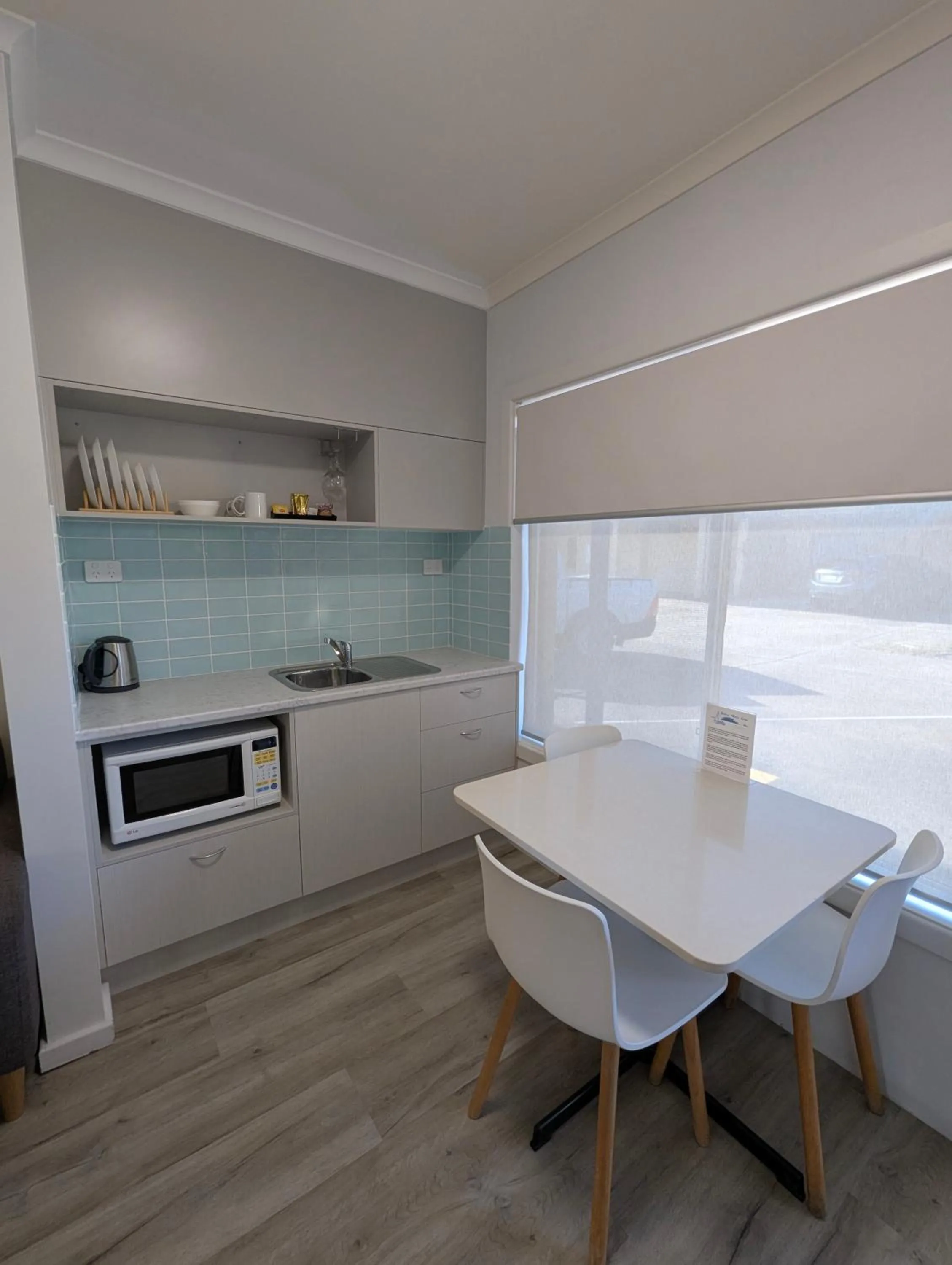 Kitchen or kitchenette in Araluen Motor Lodge