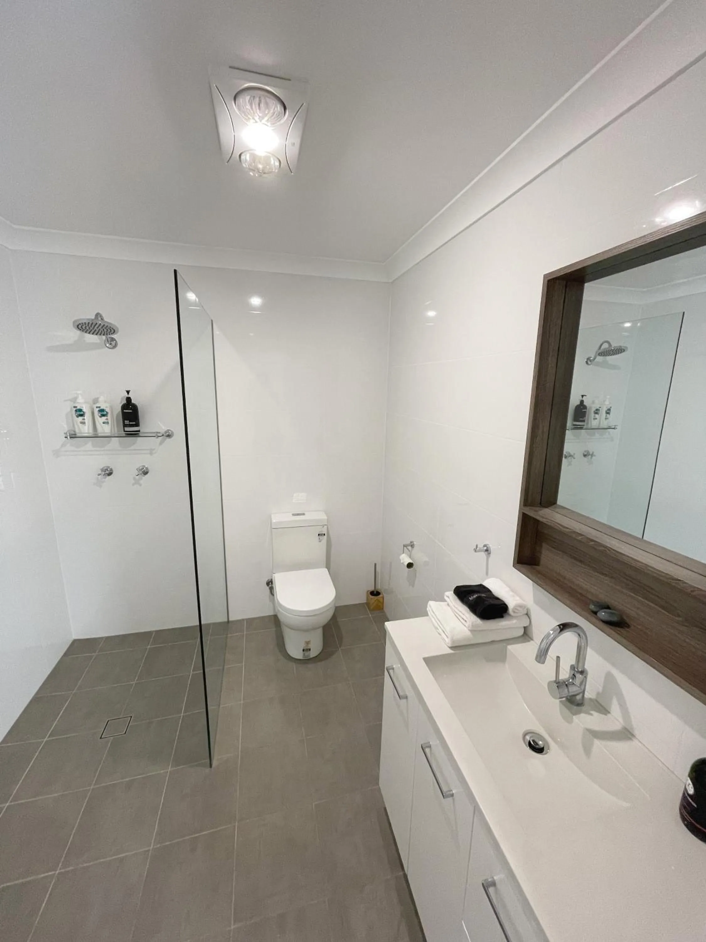 Bathroom in Araluen Motor Lodge