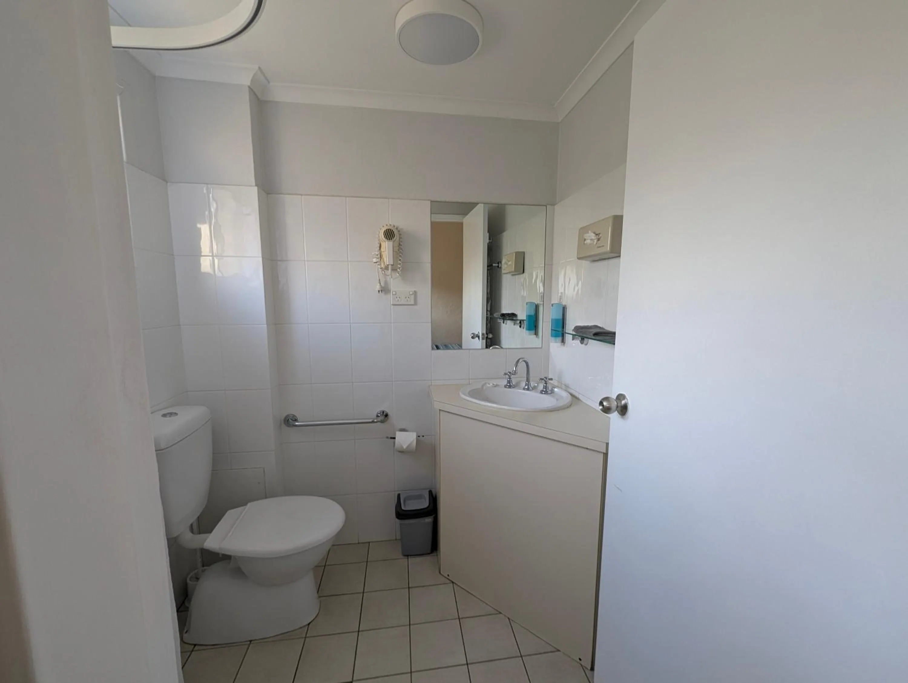 Bathroom in Araluen Motor Lodge