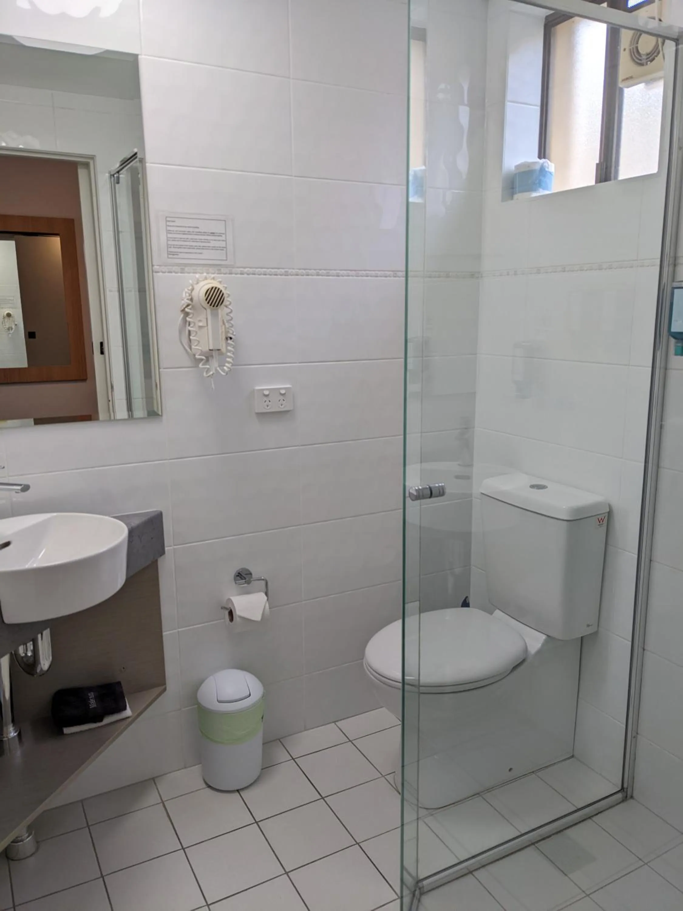 Bathroom in Araluen Motor Lodge