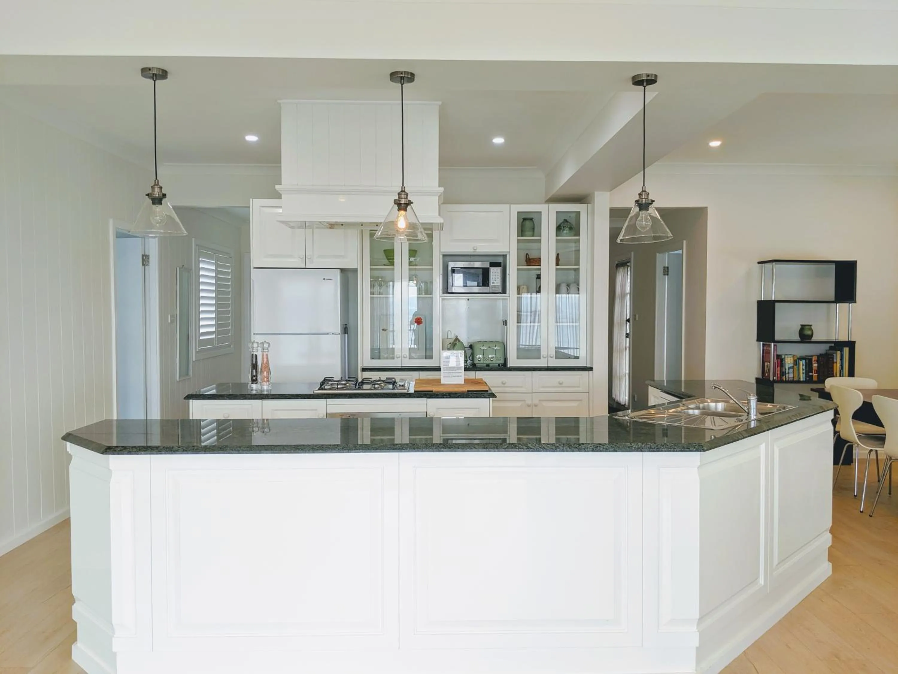 Kitchen or kitchenette in Araluen Motor Lodge