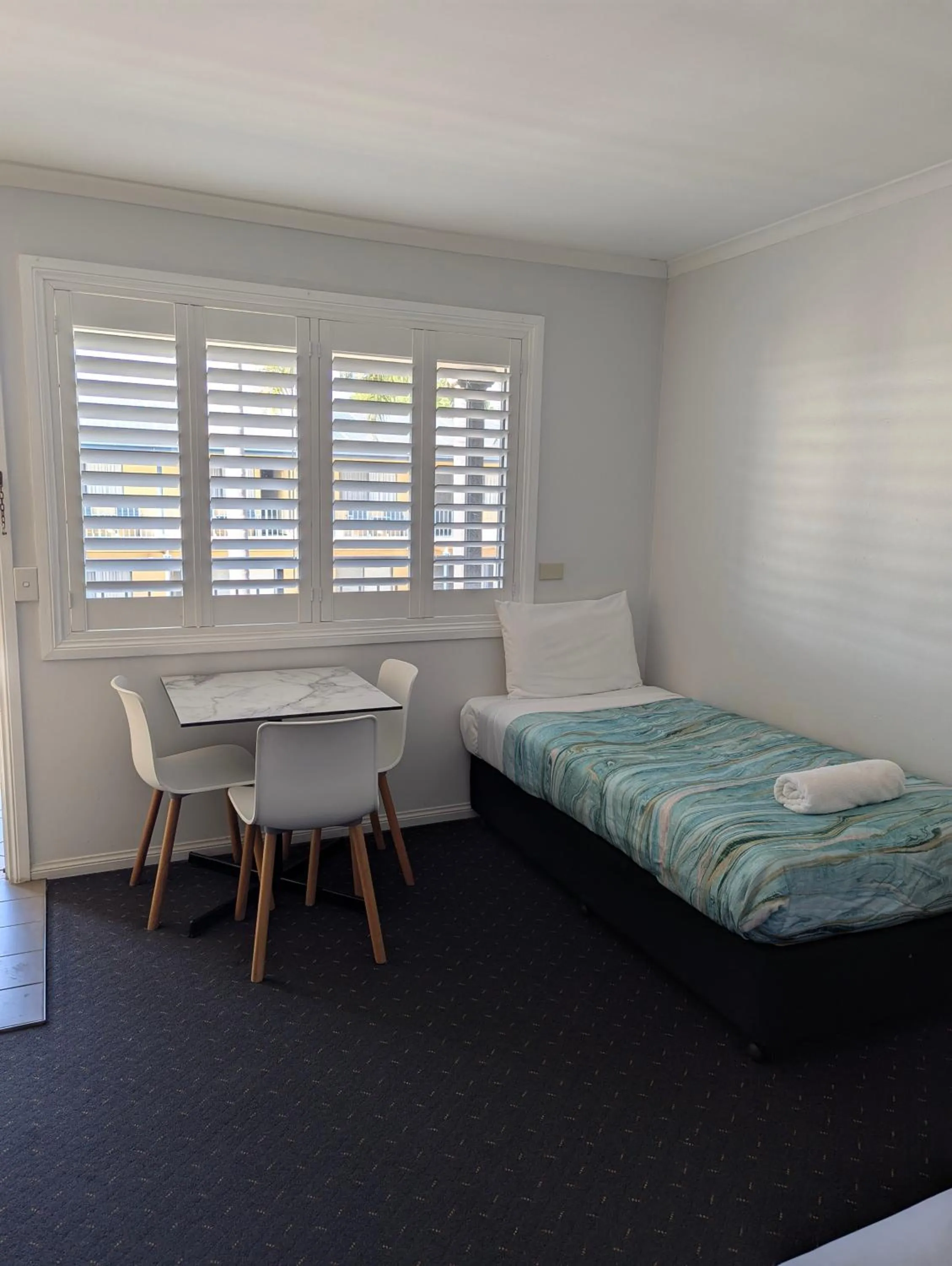 Seating area, Bed in Araluen Motor Lodge