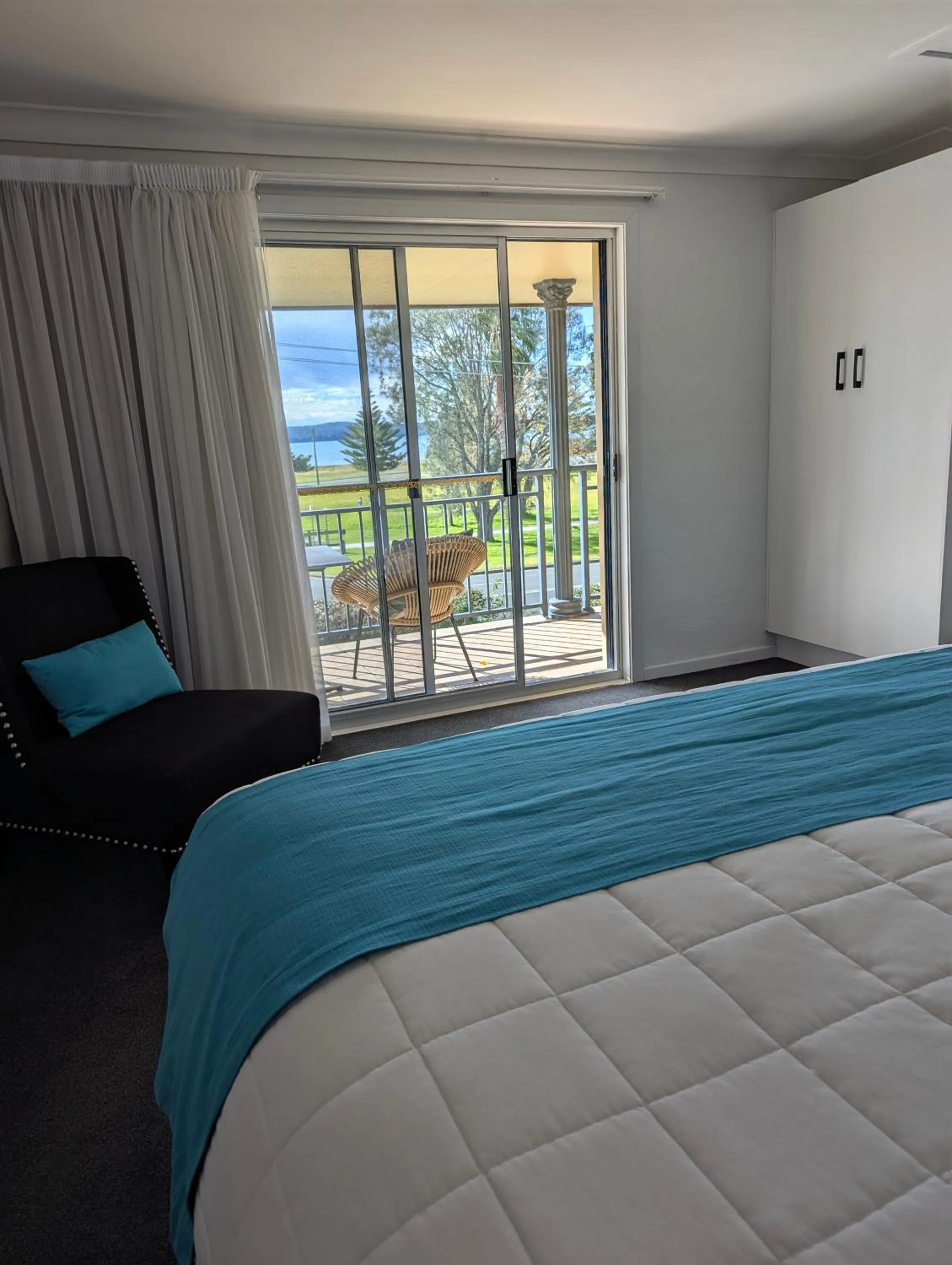 View (from property/room), Bed in Araluen Motor Lodge