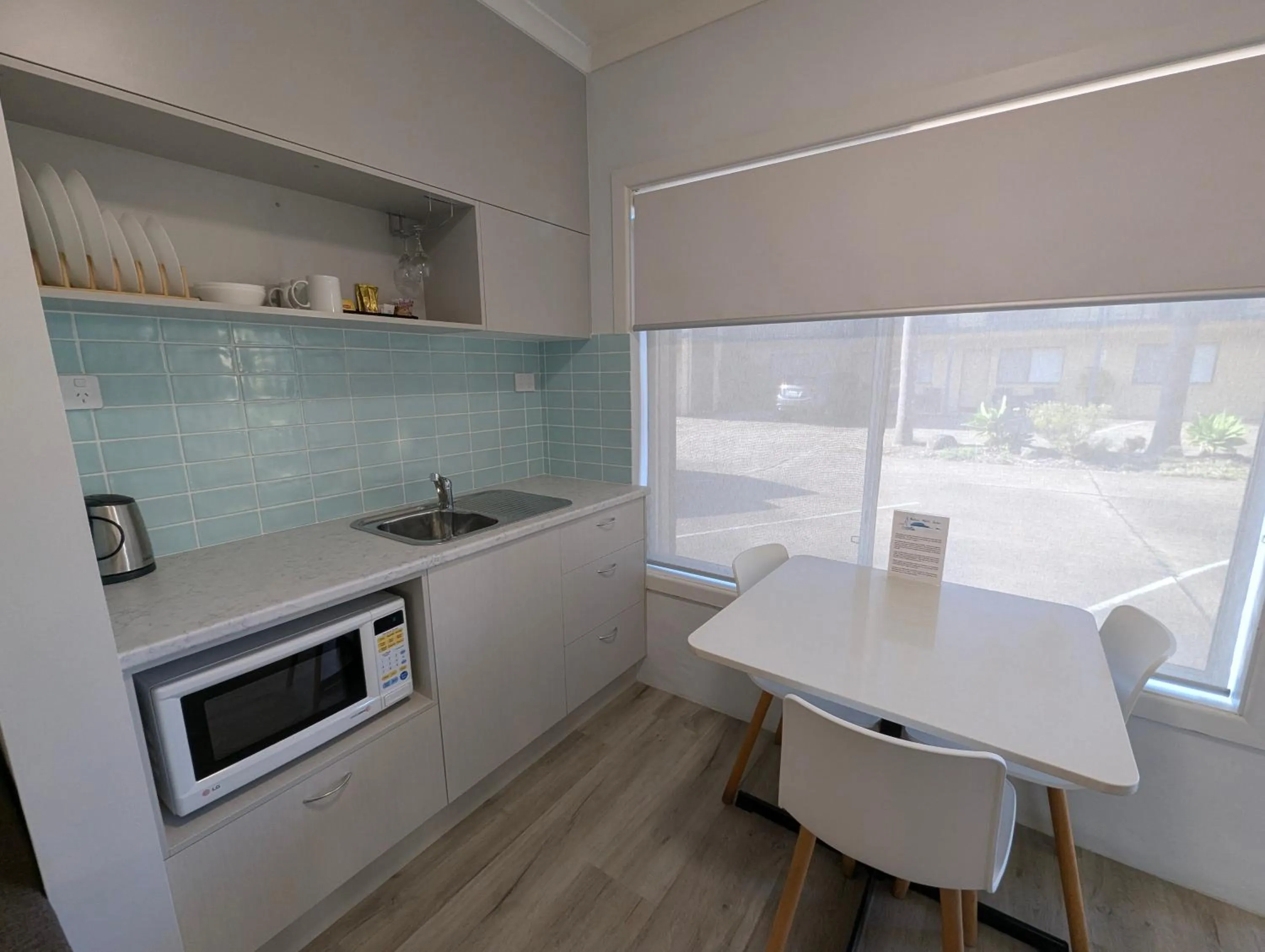 Kitchen or kitchenette in Araluen Motor Lodge