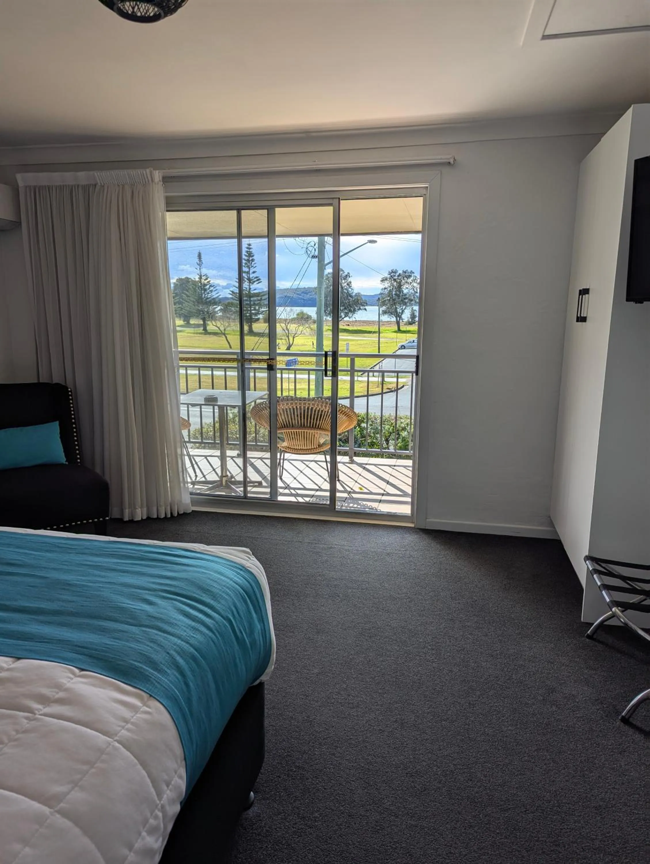 View (from property/room), Bed in Araluen Motor Lodge