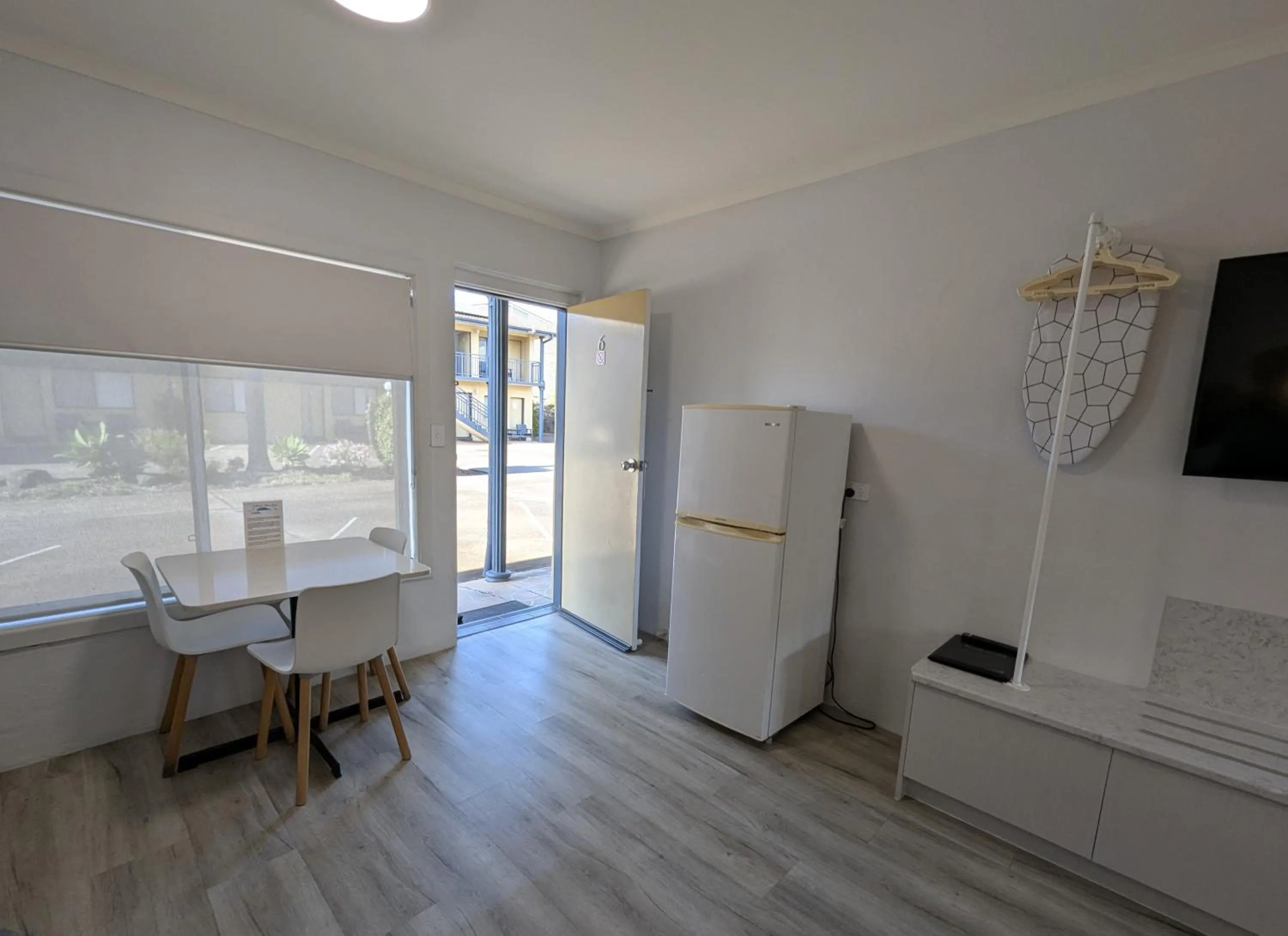 Kitchen or kitchenette in Araluen Motor Lodge