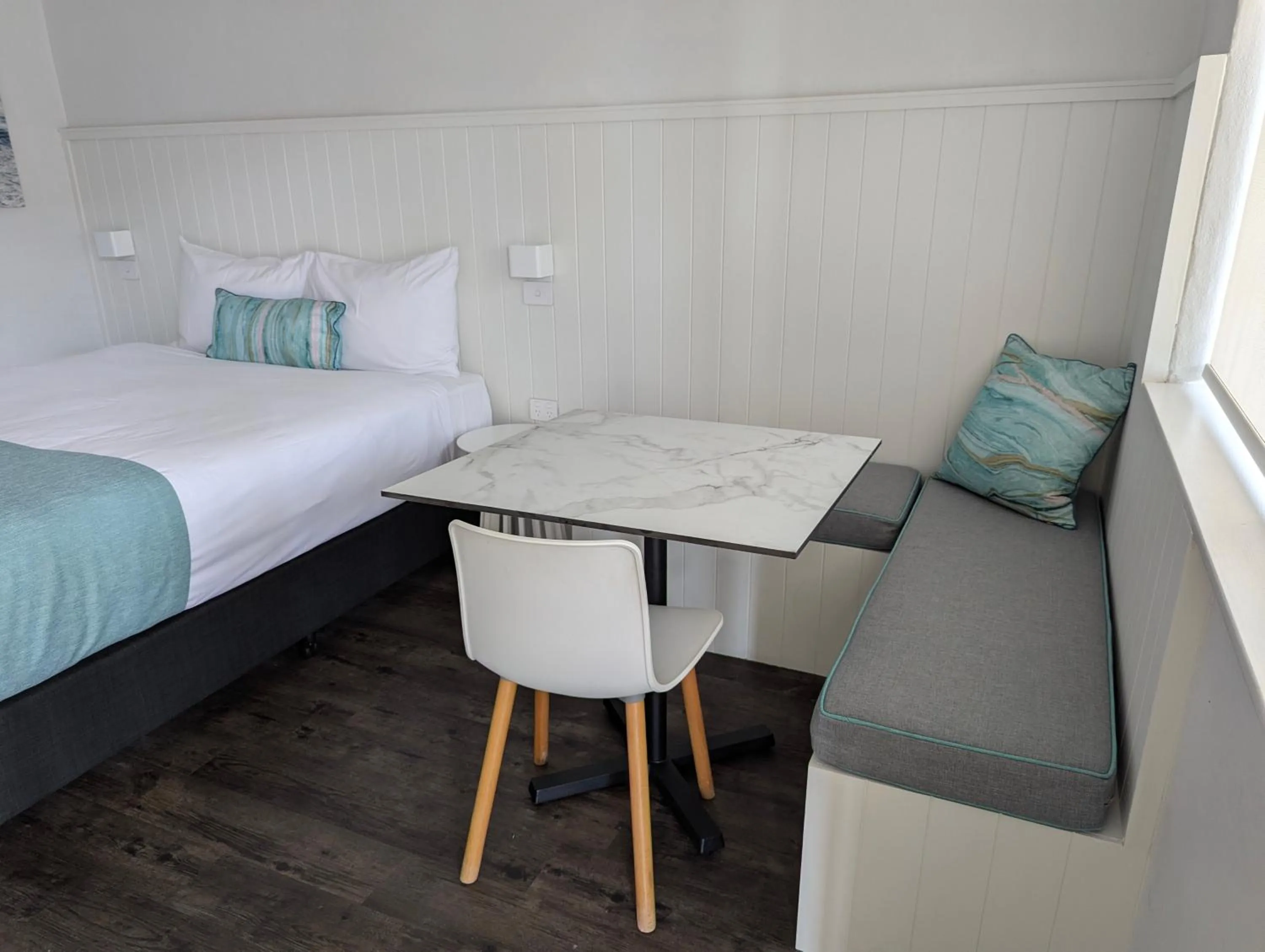Seating area, Bed in Araluen Motor Lodge