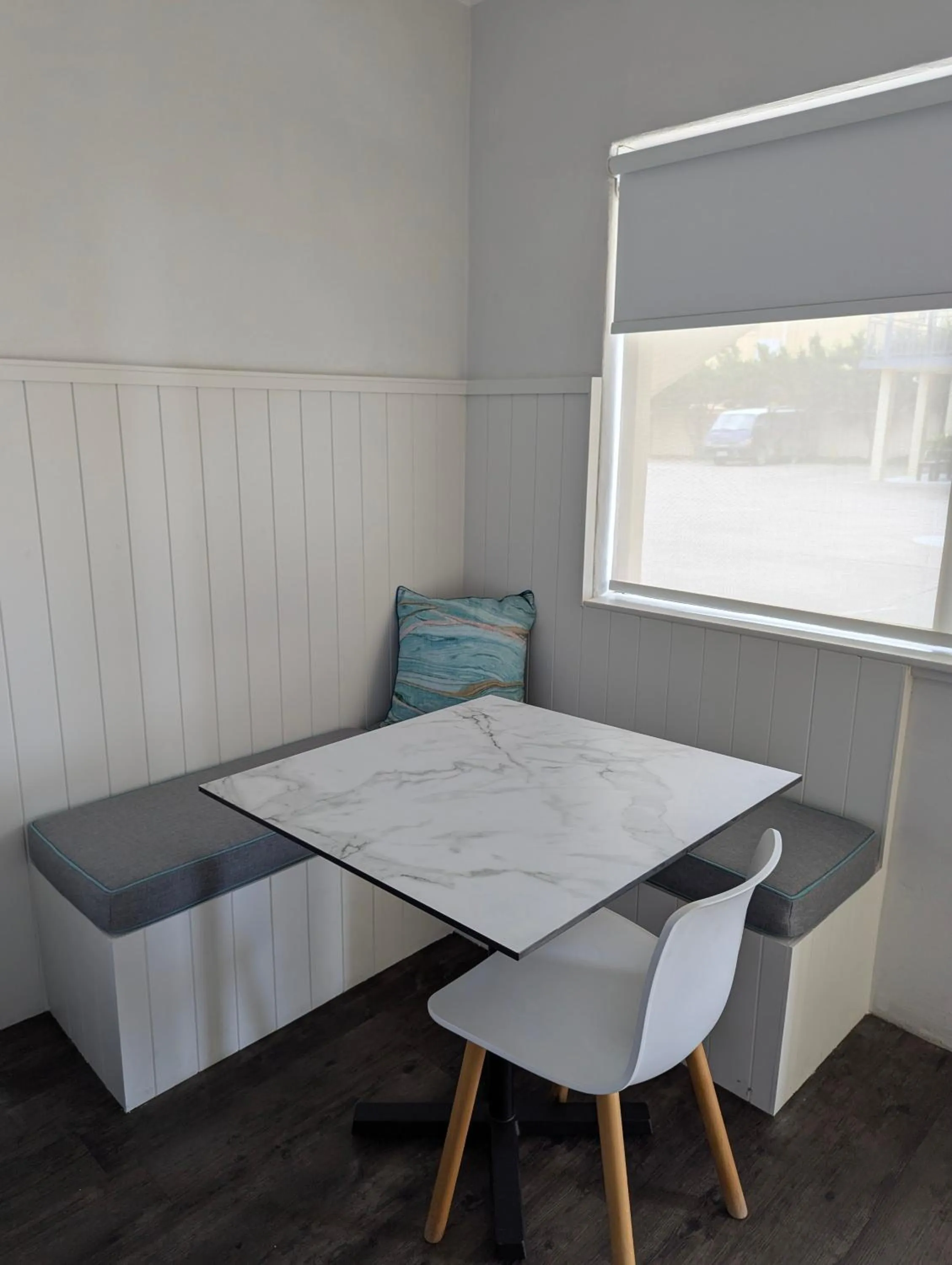 Seating area in Araluen Motor Lodge