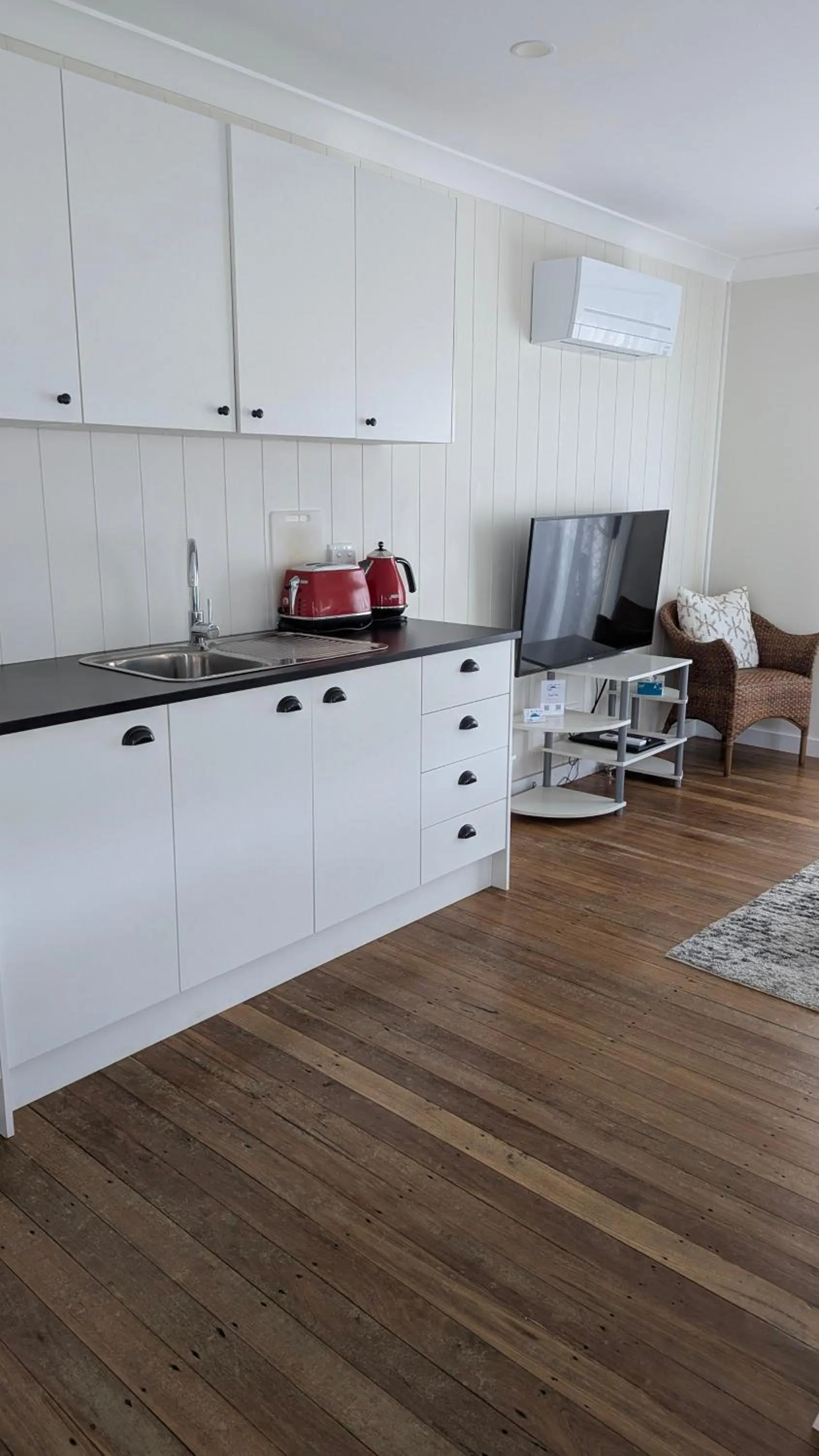 Kitchen or kitchenette in Araluen Motor Lodge