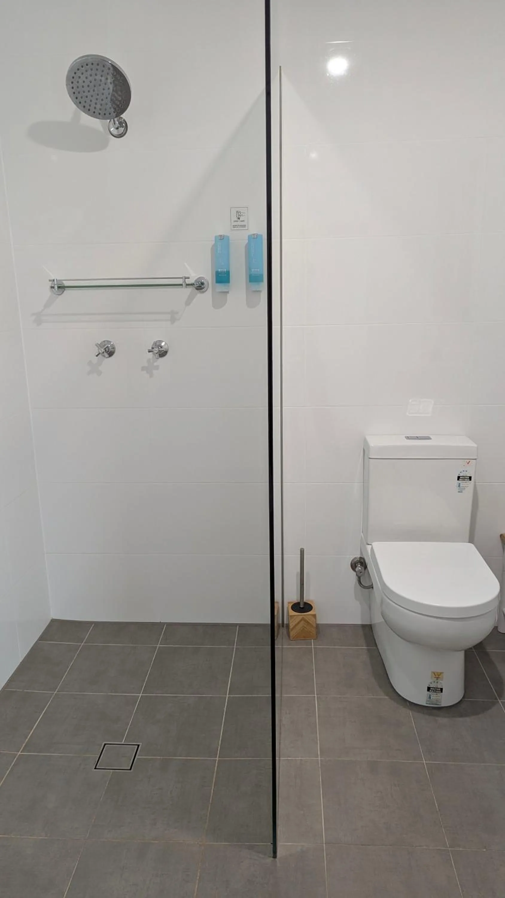 Bathroom in Araluen Motor Lodge