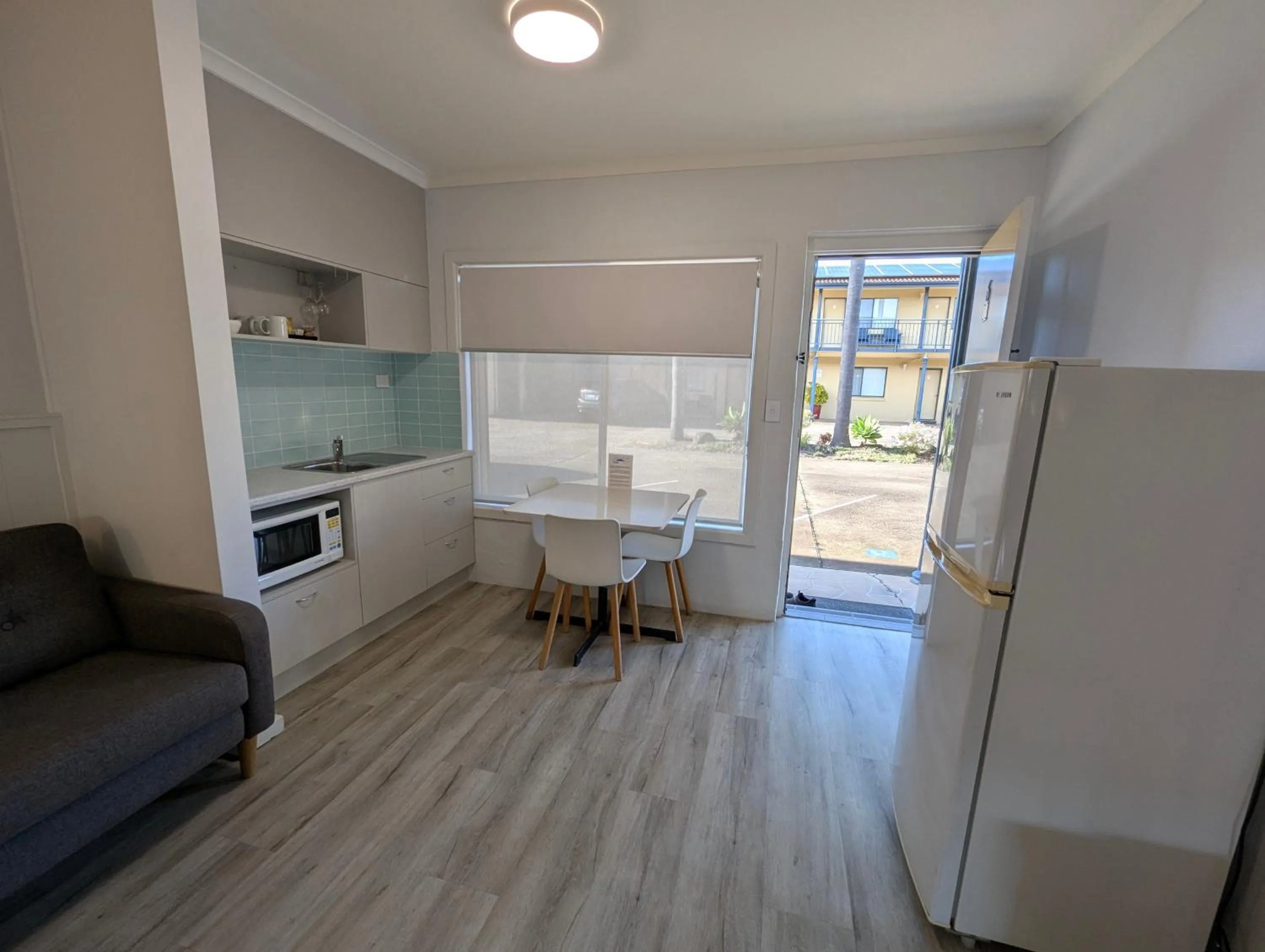 Kitchen or kitchenette in Araluen Motor Lodge