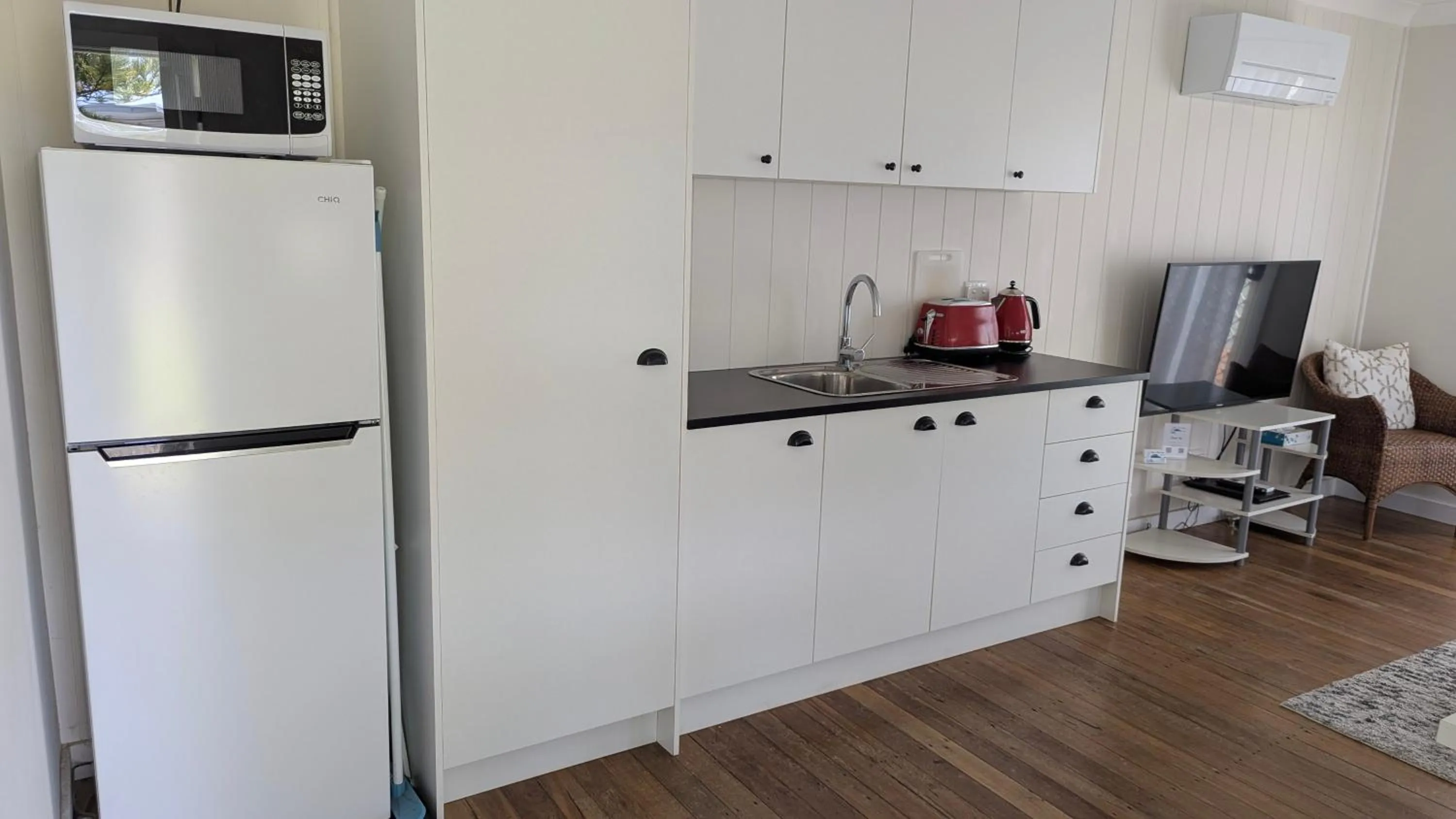 Kitchen or kitchenette in Araluen Motor Lodge