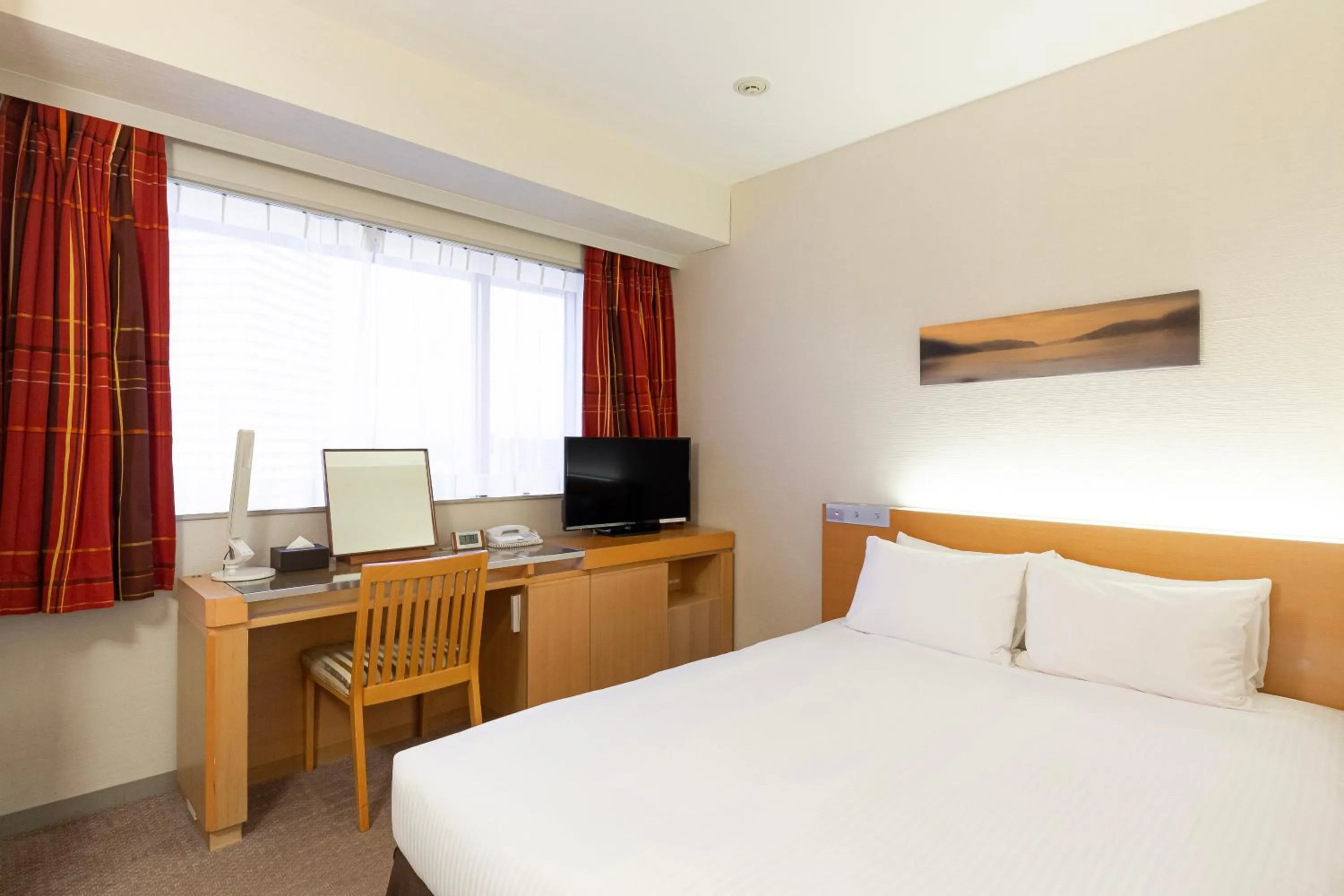 Photo of the whole room, Bed in Hotel Keihan Kyobashi Grande