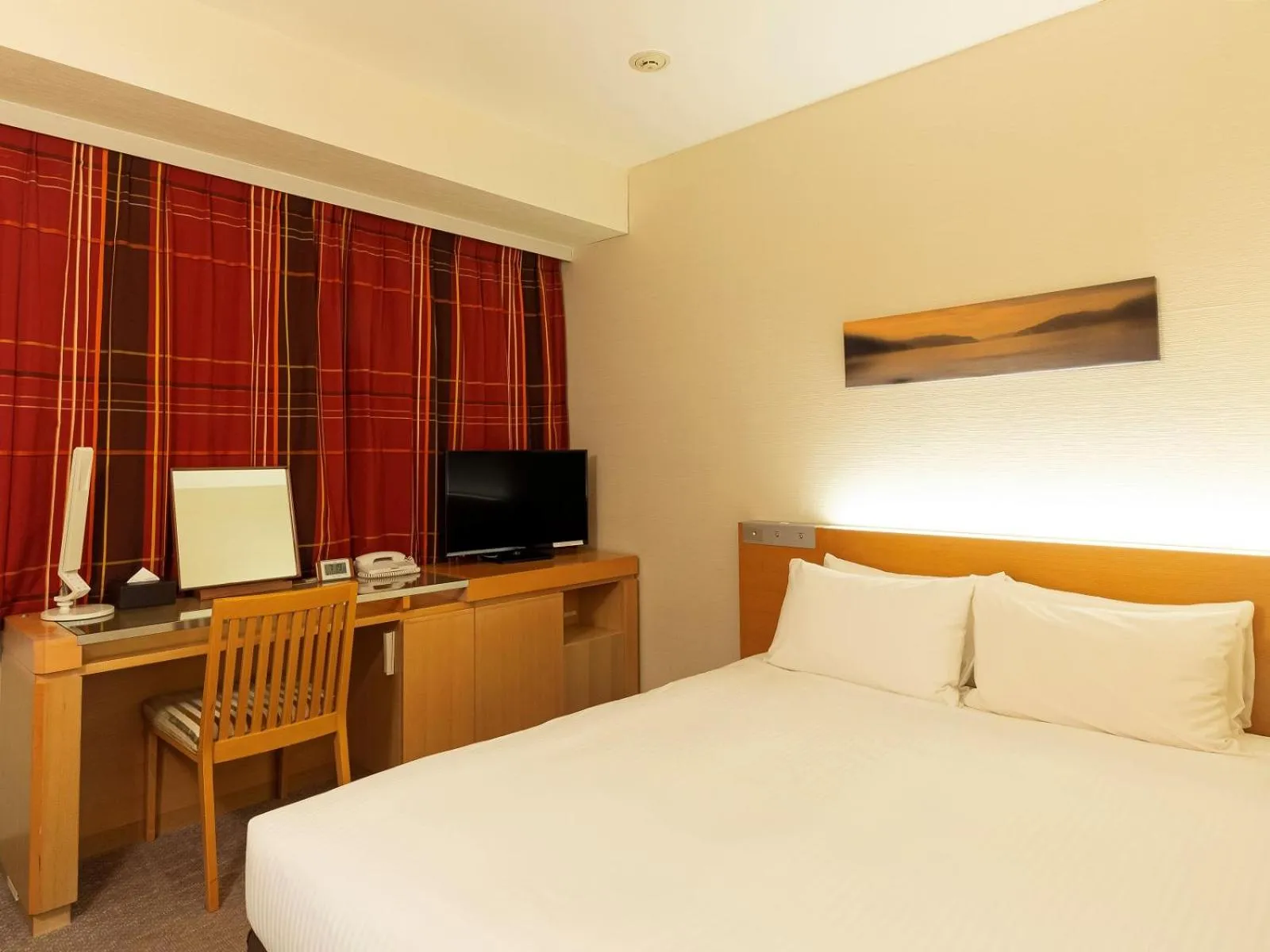 Photo of the whole room, Bed in Hotel Keihan Kyobashi Grande