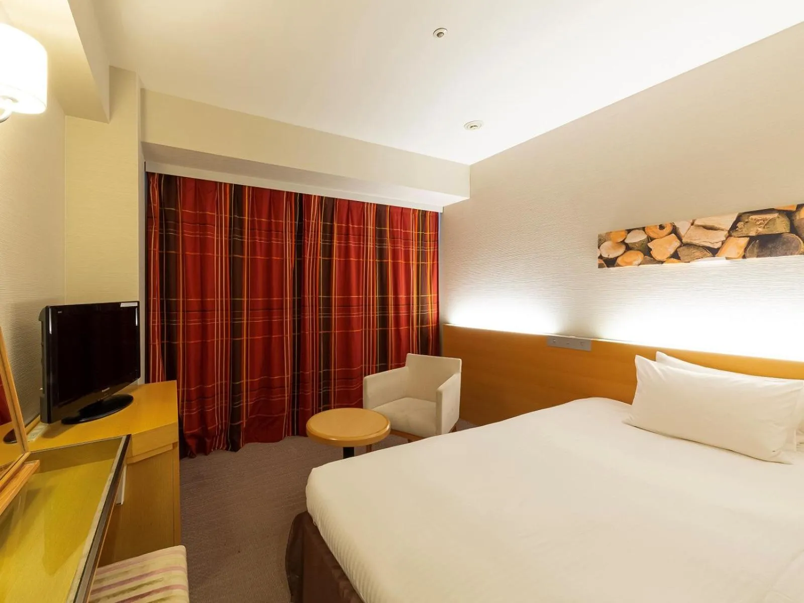 Photo of the whole room, Bed in Hotel Keihan Kyobashi Grande