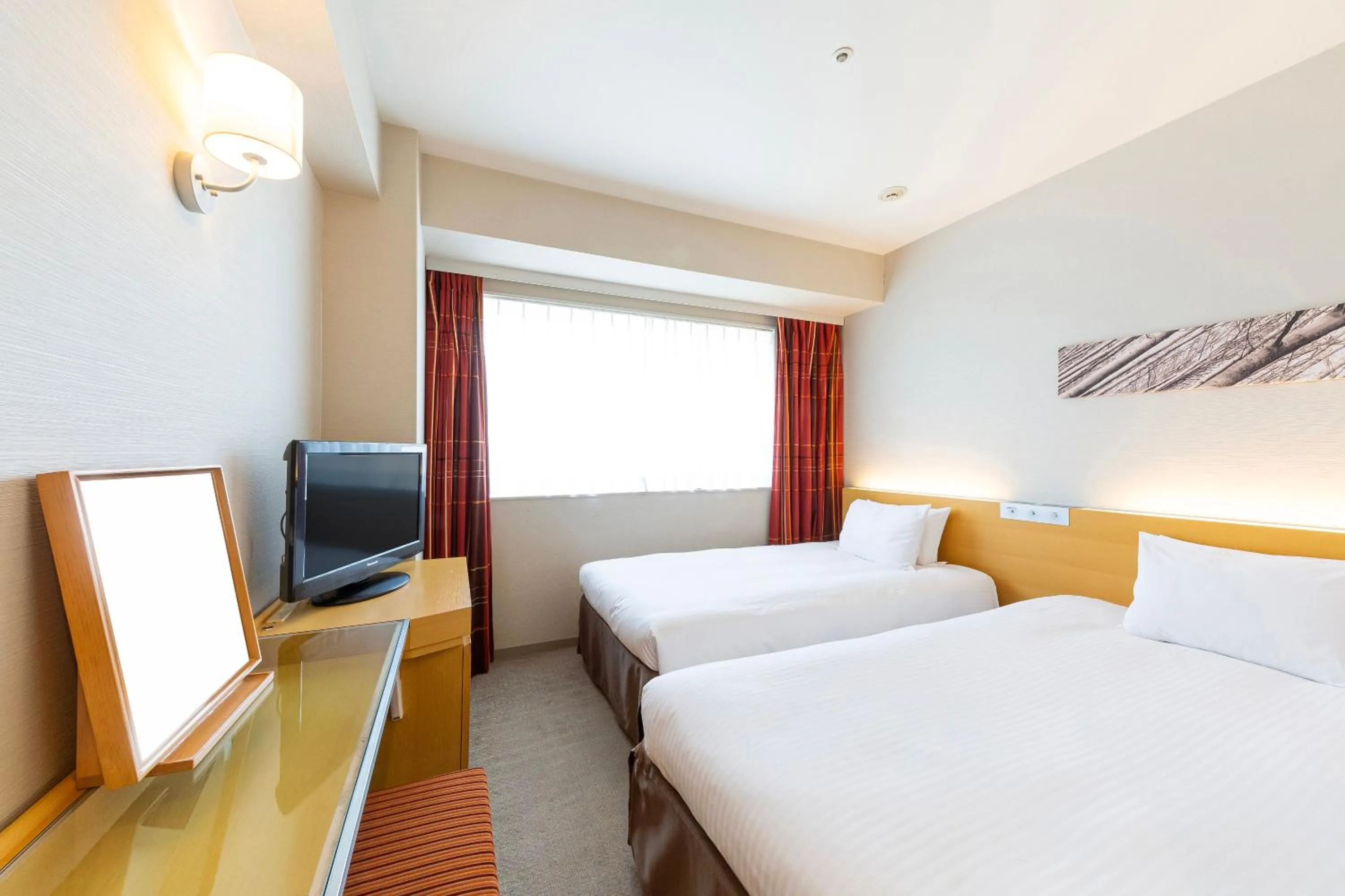 Photo of the whole room, Bed in Hotel Keihan Kyobashi Grande