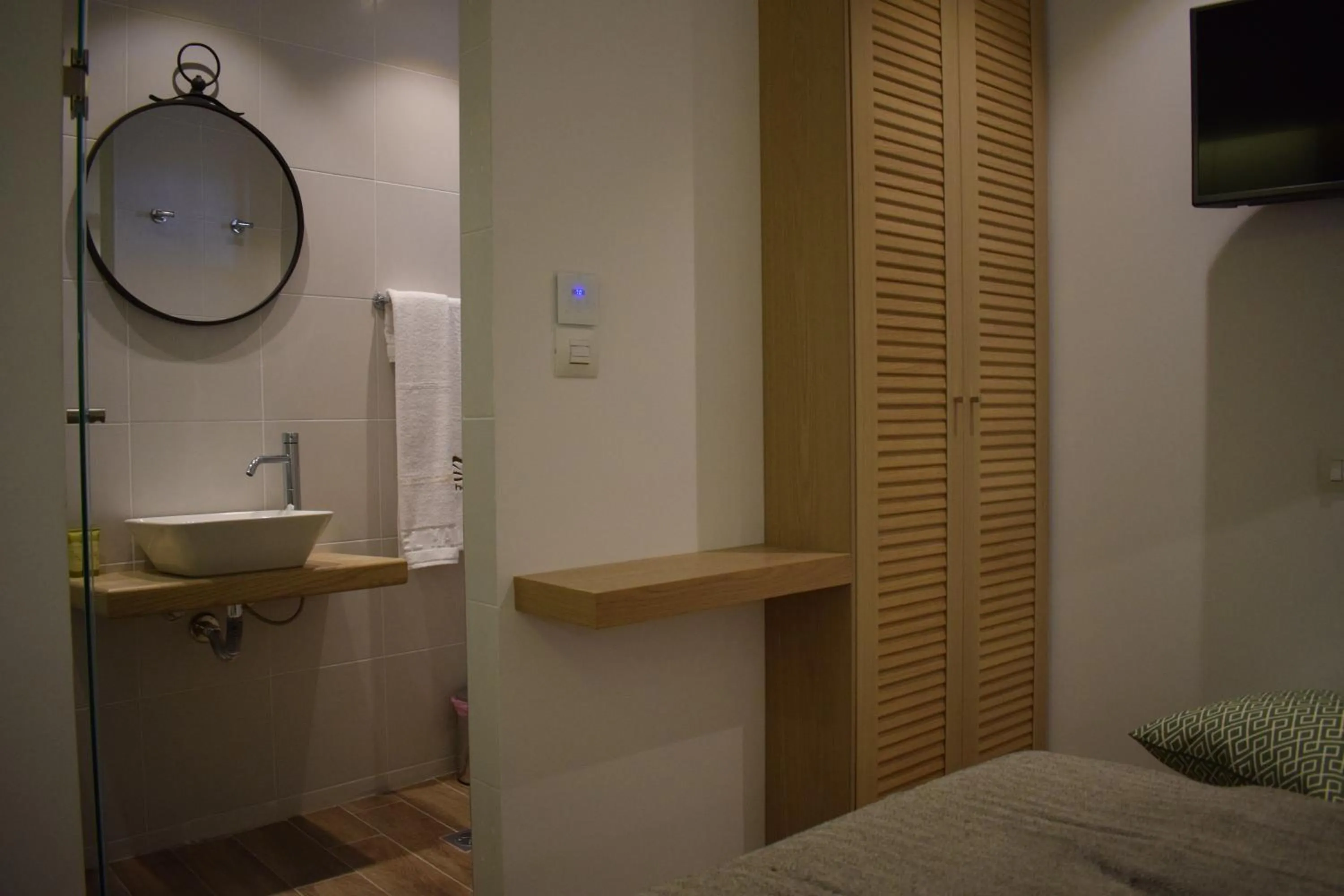 Bathroom, Bed in Meltemi