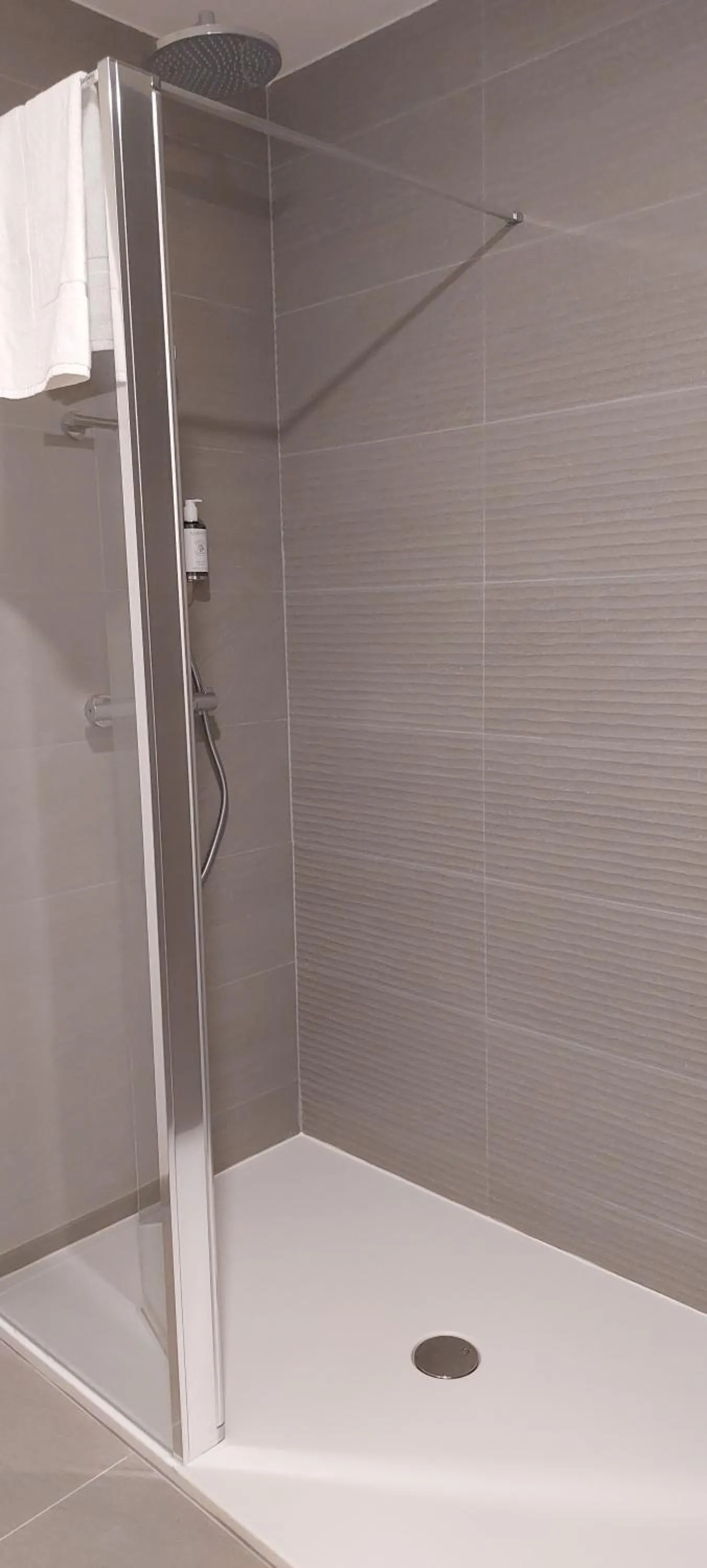 Shower in Logis le Castel Ac'h