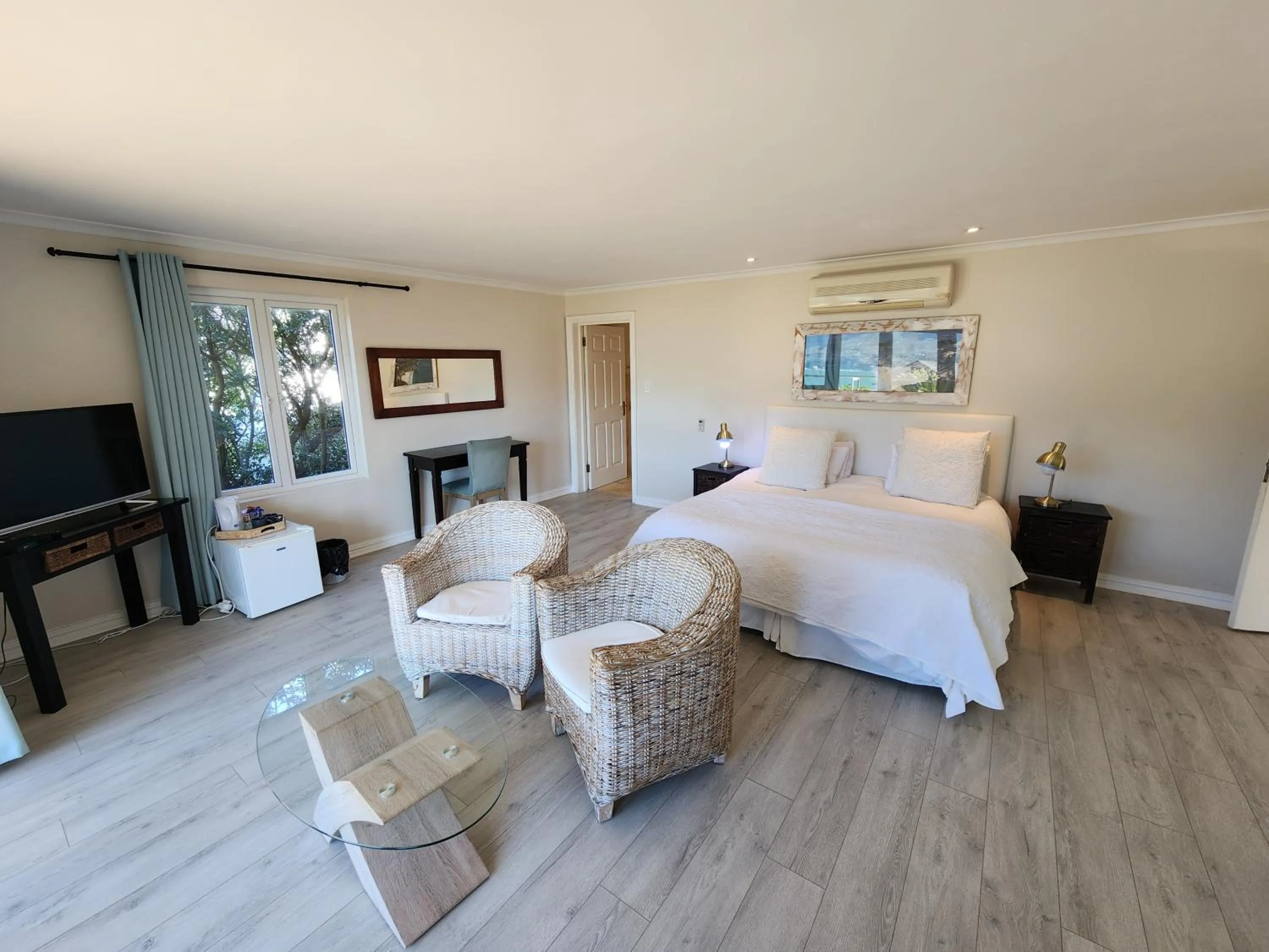 Bed in Hout Bay Breeze Guest House