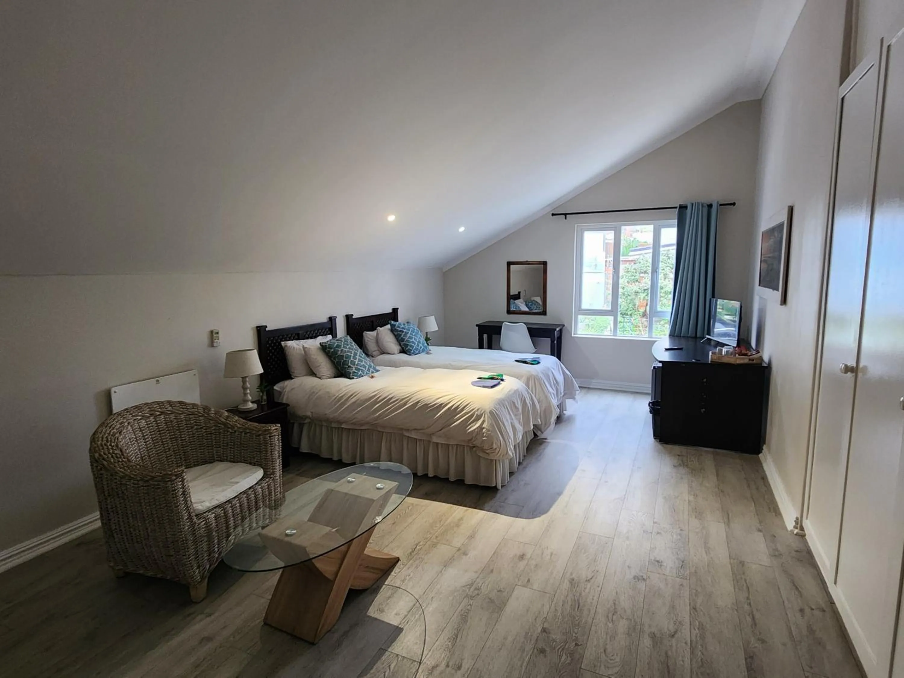 Bed in Hout Bay Breeze Guest House