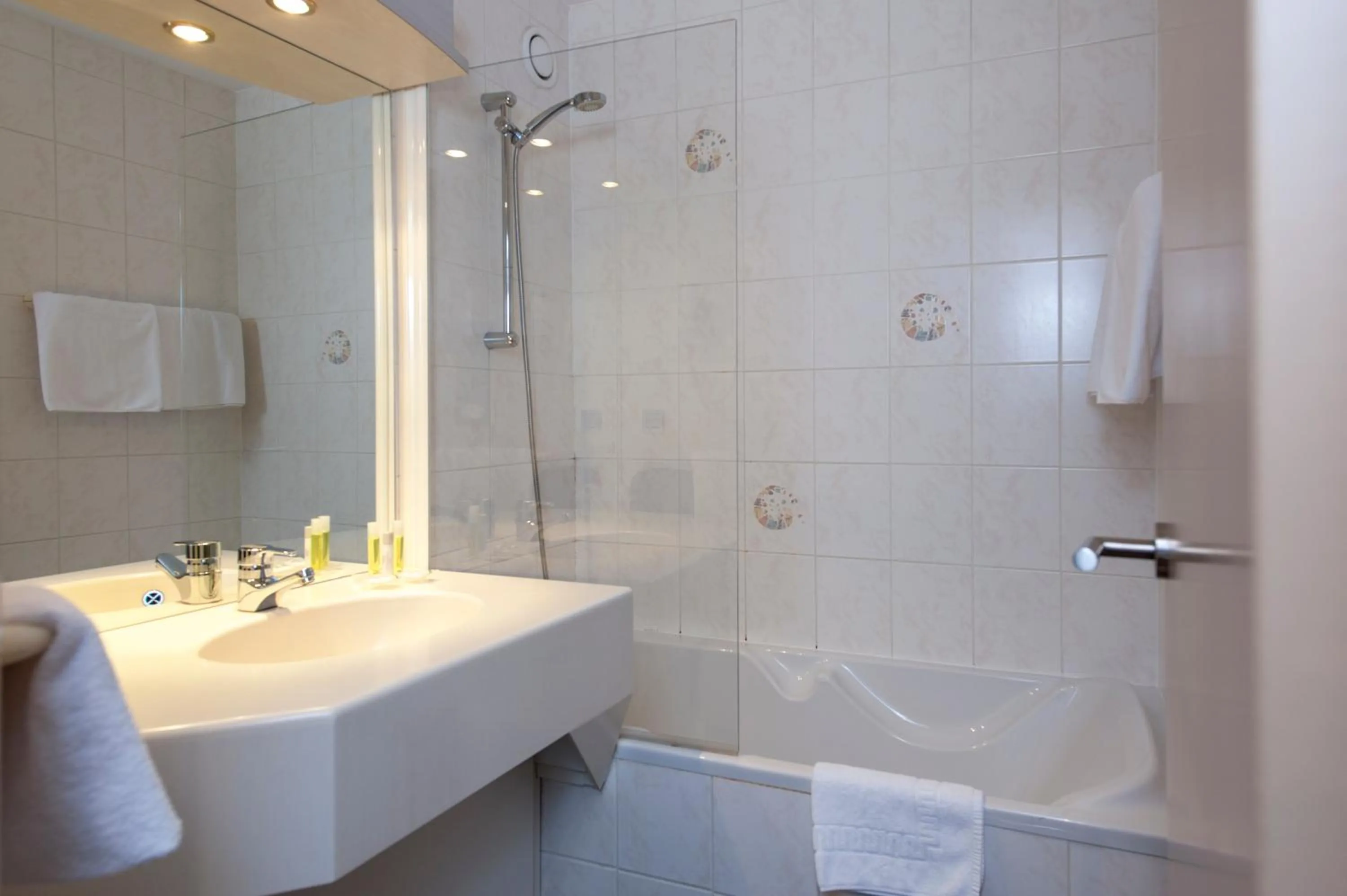 Bath in Brit Hotel Belfort Centre-Le Boreal