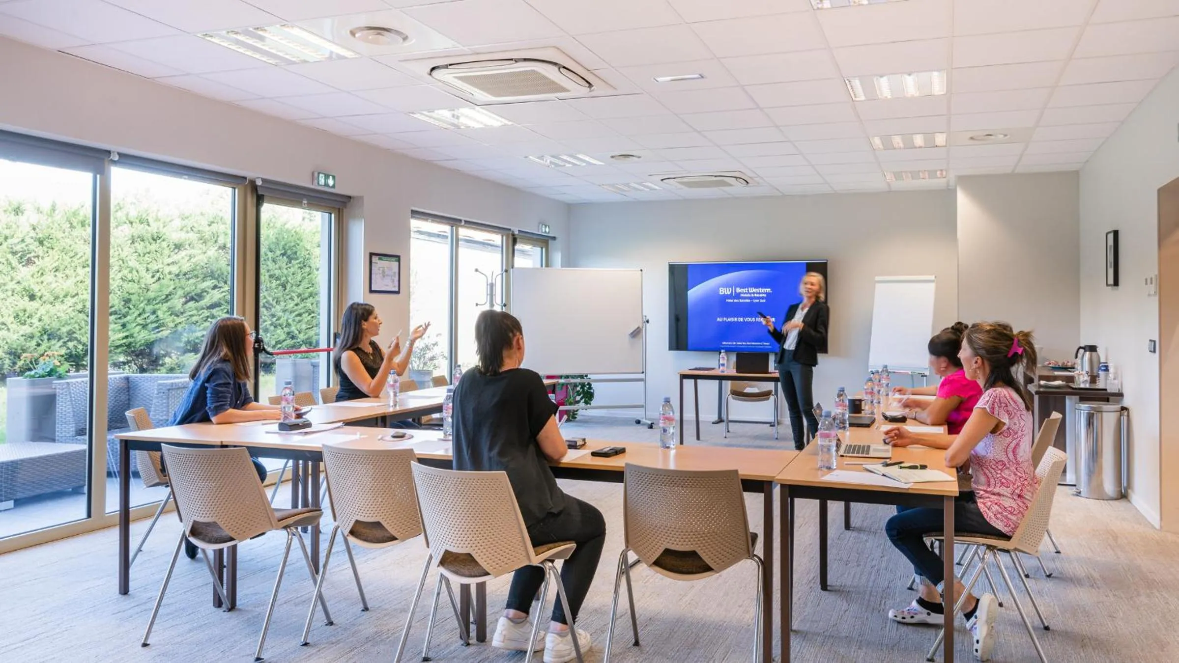 TV and multimedia in Best Western Hôtel des Barolles - Lyon Sud