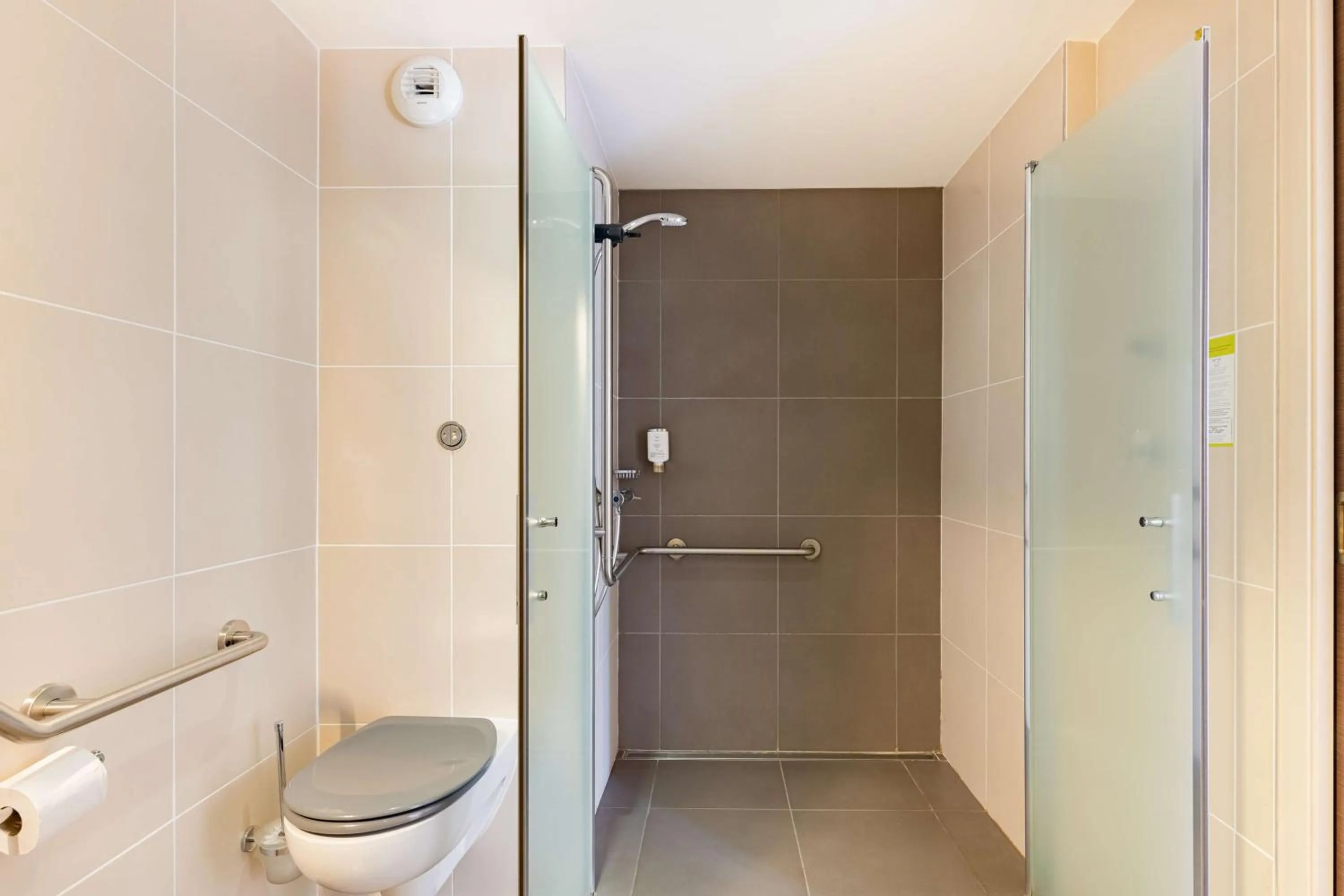 Bathroom in Best Western Hôtel des Barolles - Lyon Sud