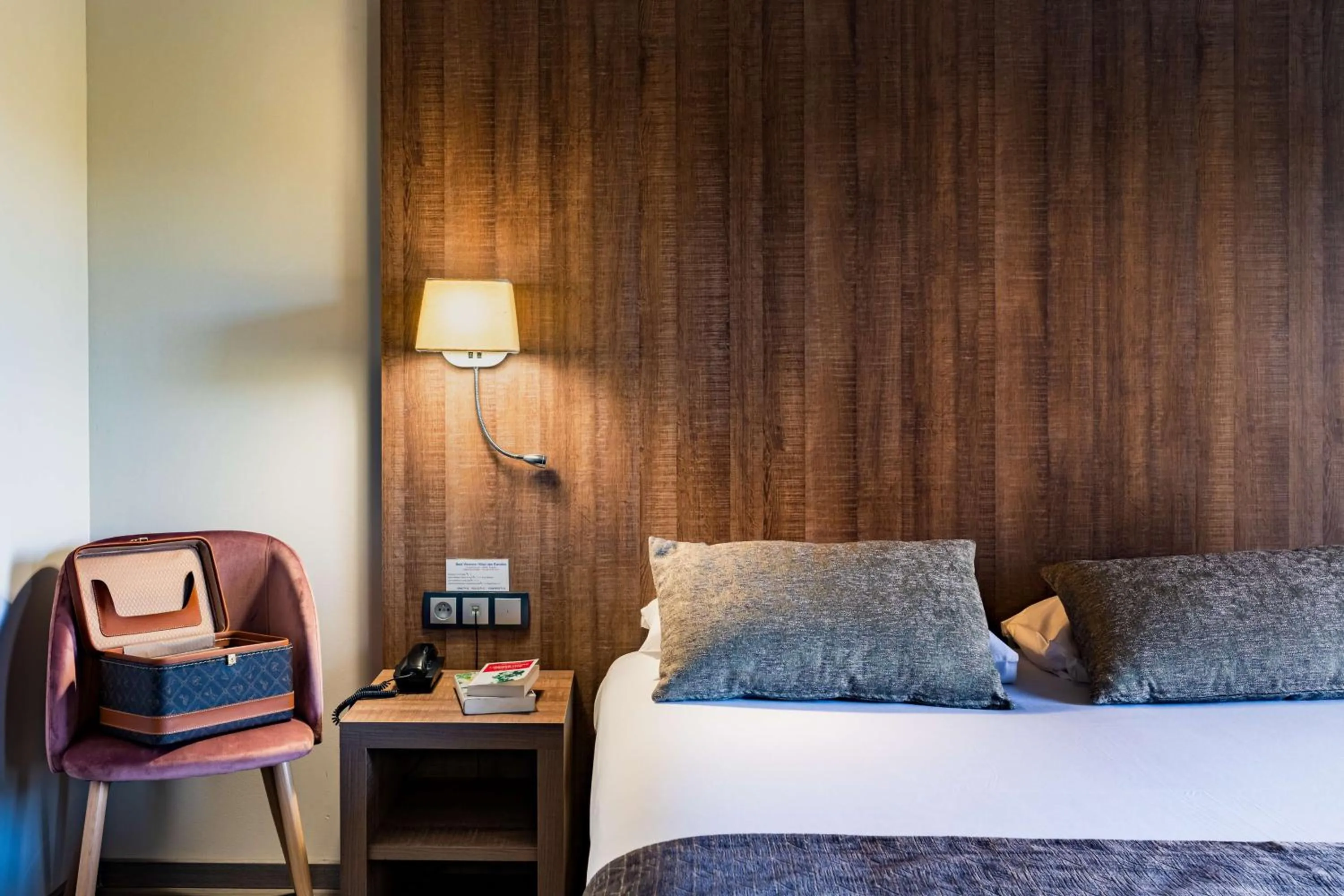 Bedroom, Bed in Best Western Hôtel des Barolles - Lyon Sud