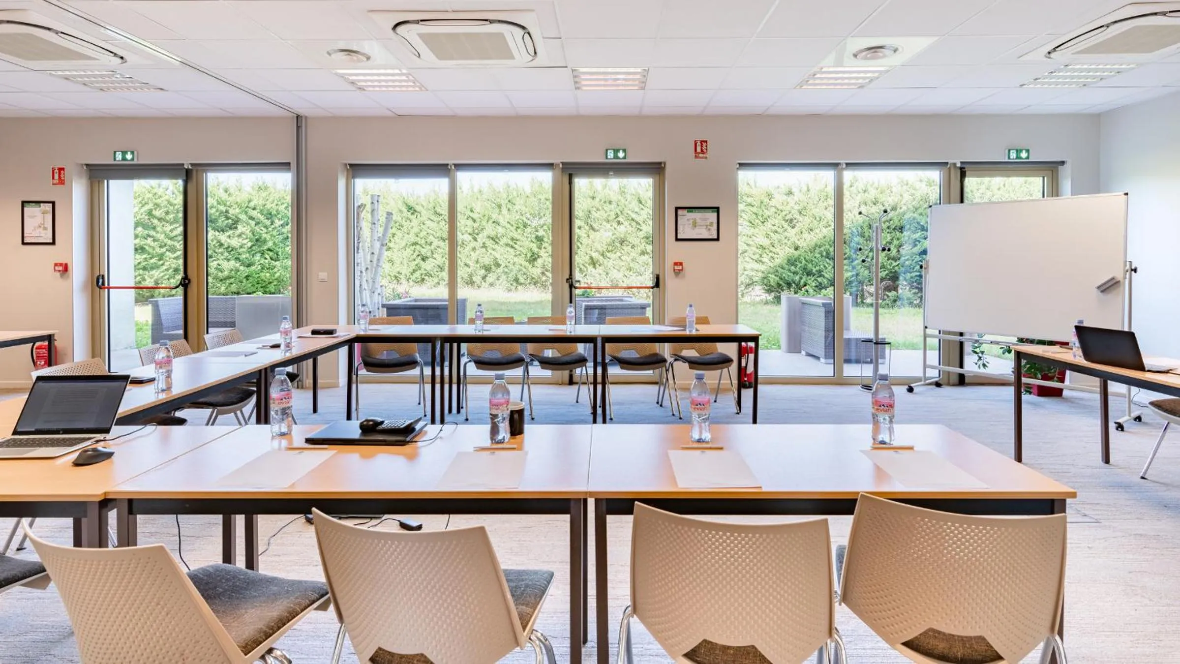 TV and multimedia in Best Western Hôtel des Barolles - Lyon Sud