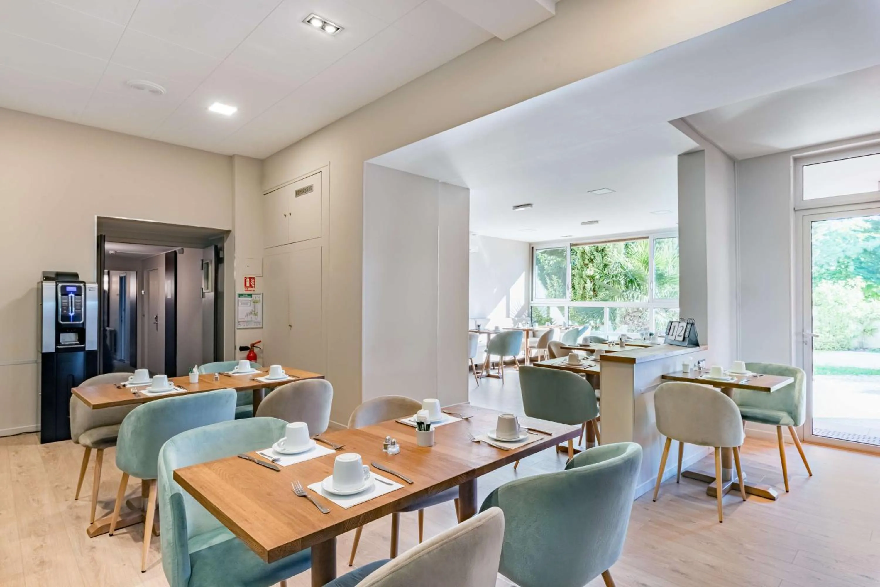 Breakfast in Best Western Hôtel des Barolles - Lyon Sud