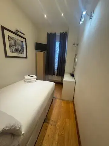 Standard Queen Room in The Paramount Hotel Standard Queen Room in The Paramount Hotel