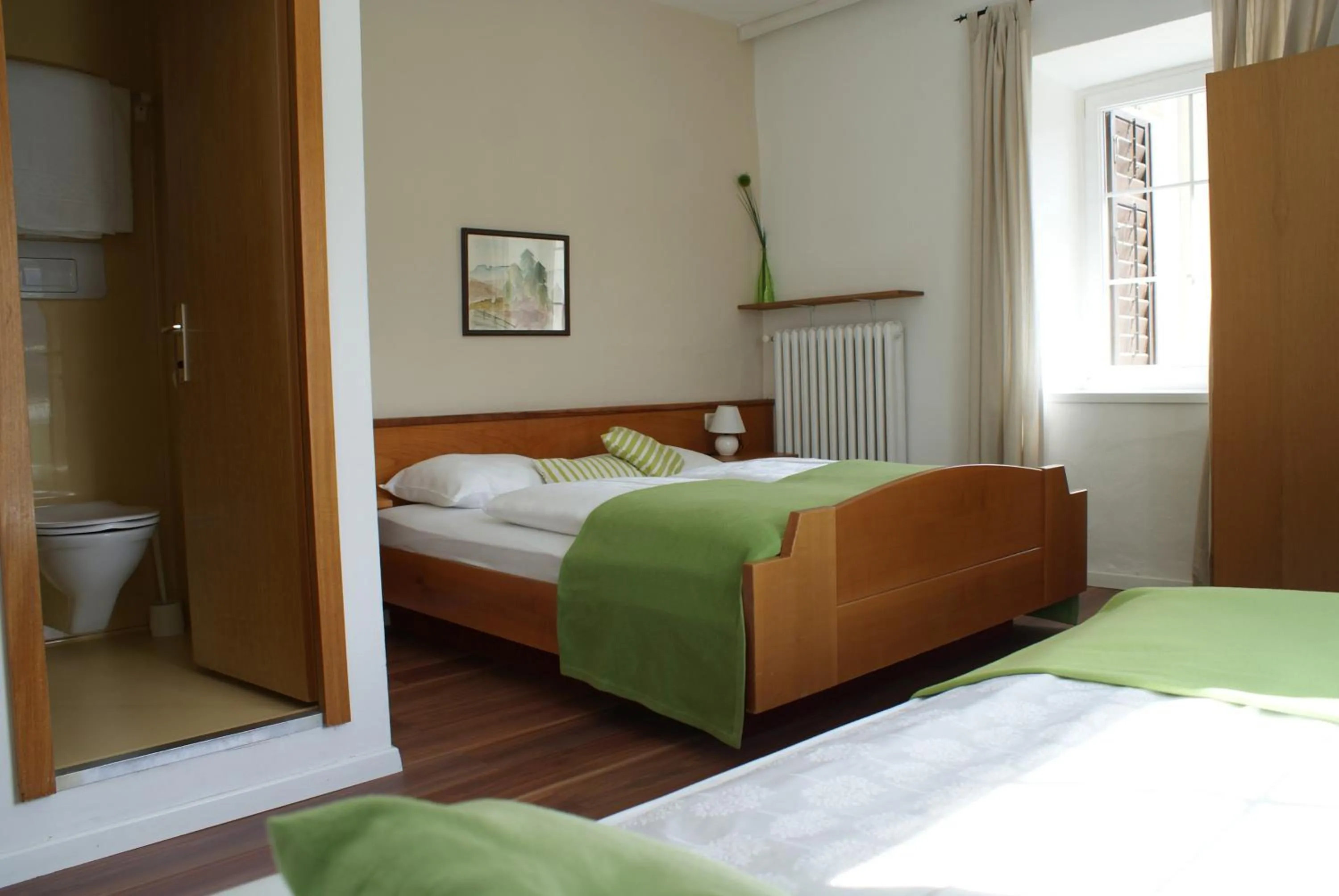 Shower, Bed in Gasthof Albergo Kreuzwirt