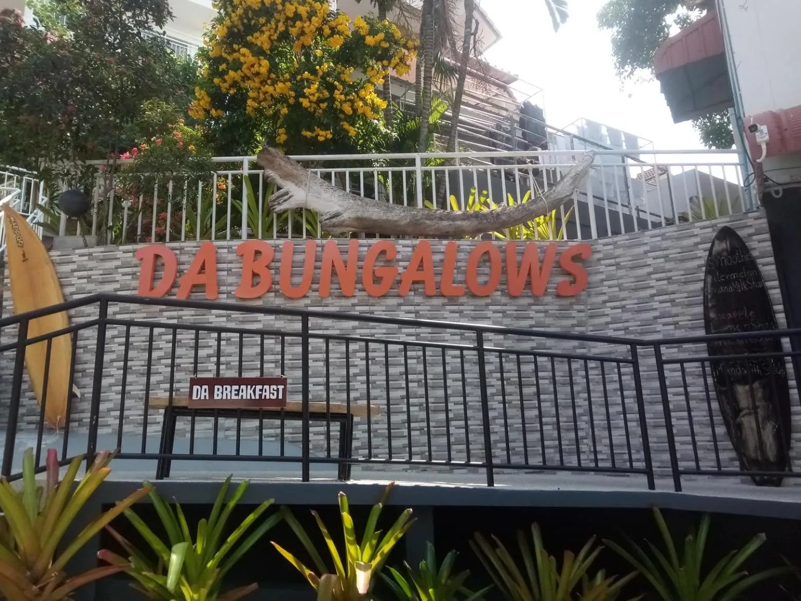 Restaurant/places to eat in Da Bungalows