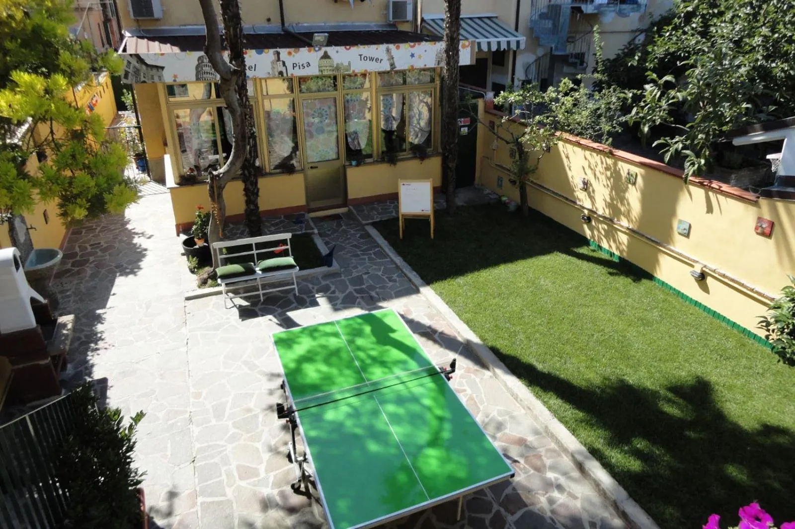 Garden view in Hostel Pisa Tower