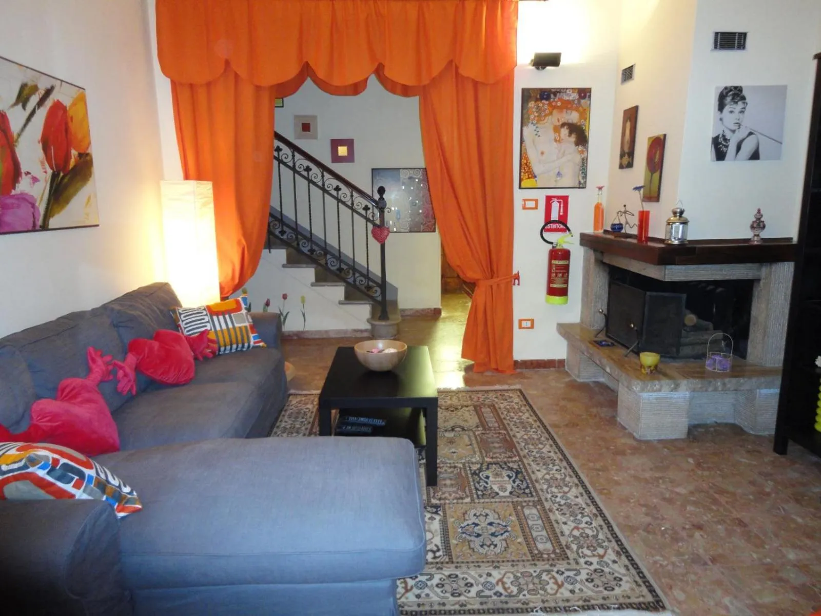 Communal lounge/ TV room in Hostel Pisa Tower