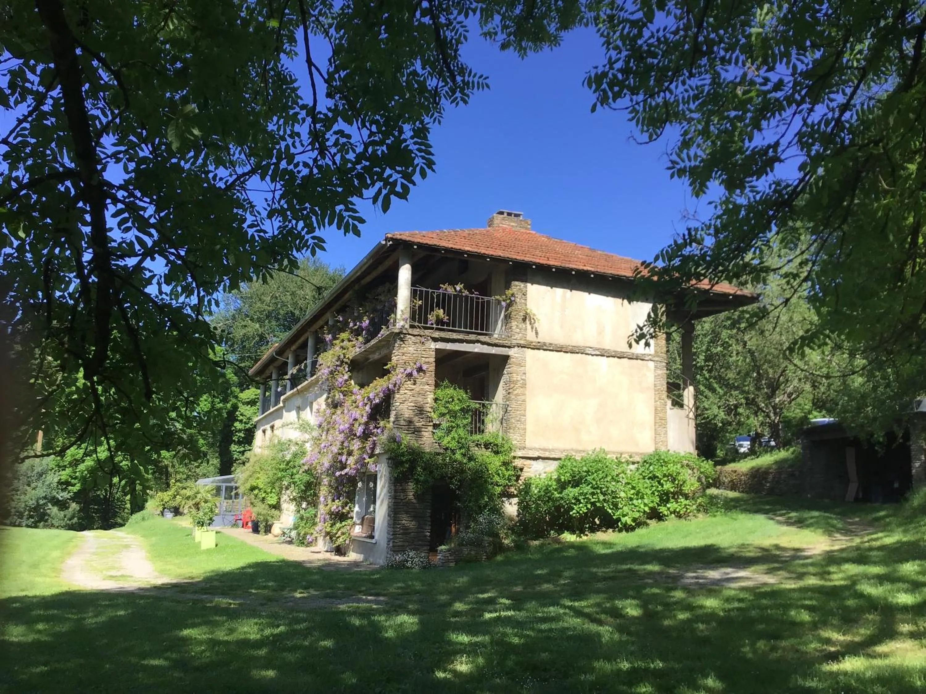 Property building in La Bouriotte, chambre d'hôtes Sycomore,