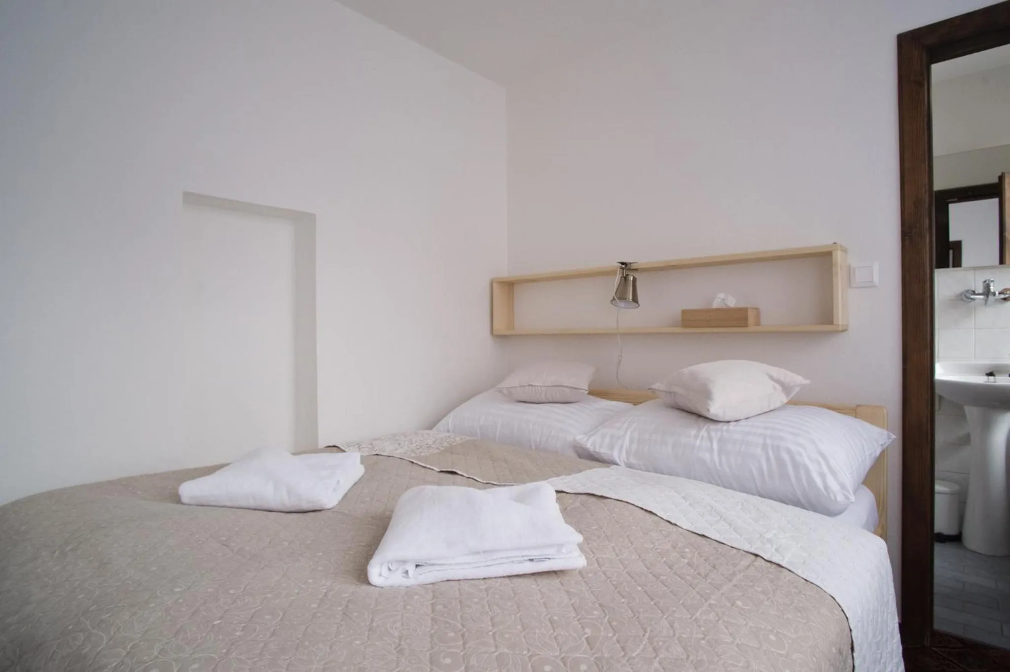 Bedroom, Bed in Familia