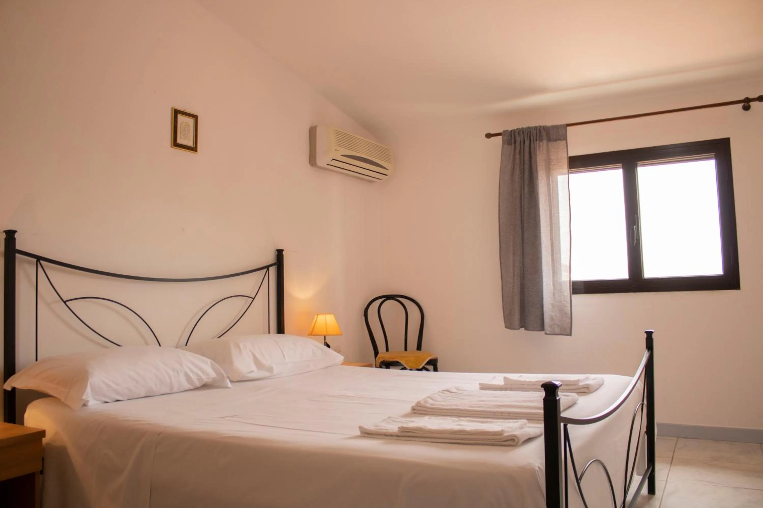 Bedroom, Bed in Agriturismo Bellajo - Ville Rustiche con Piscina