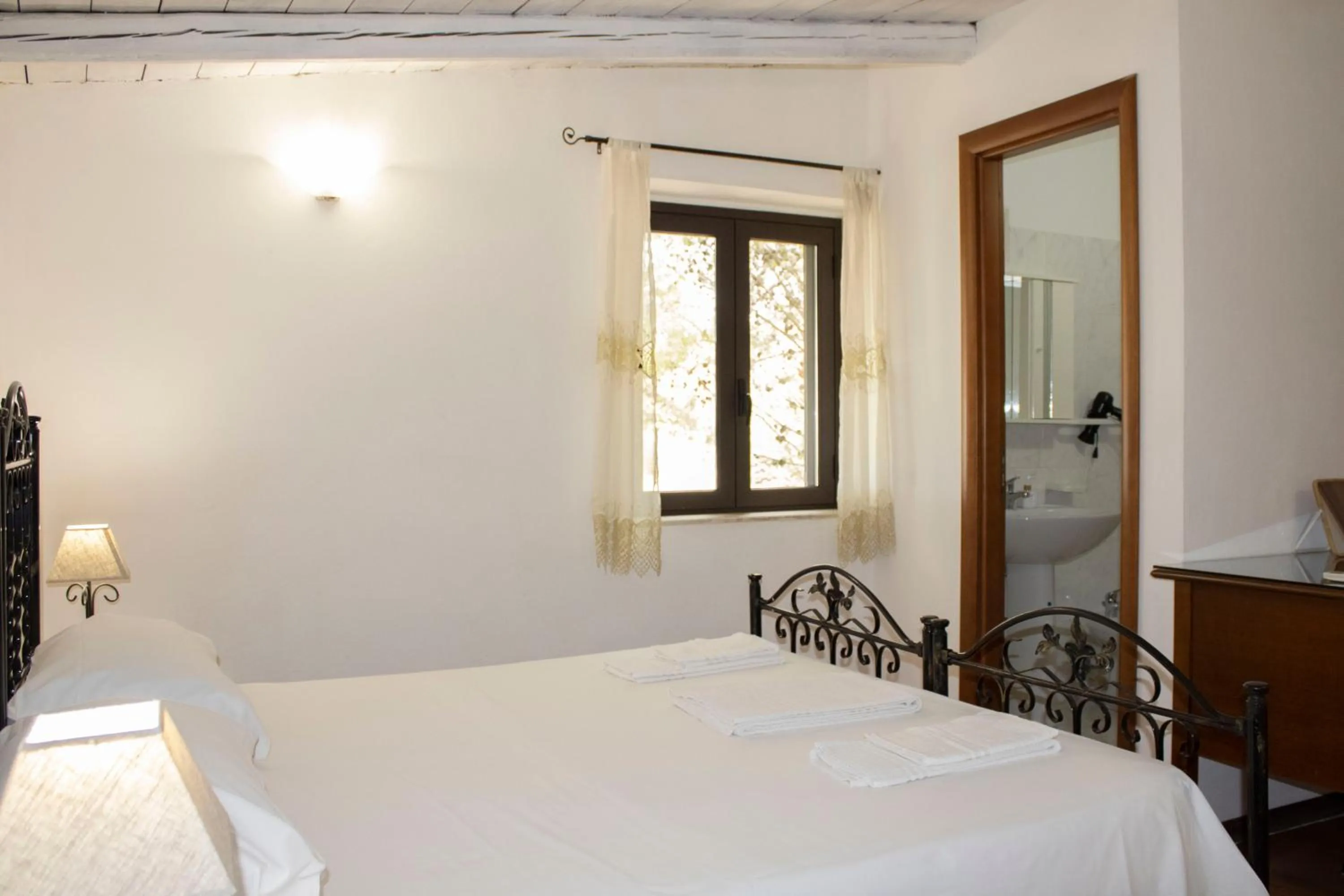 Bedroom, Bed in Agriturismo Bellajo - Ville Rustiche con Piscina