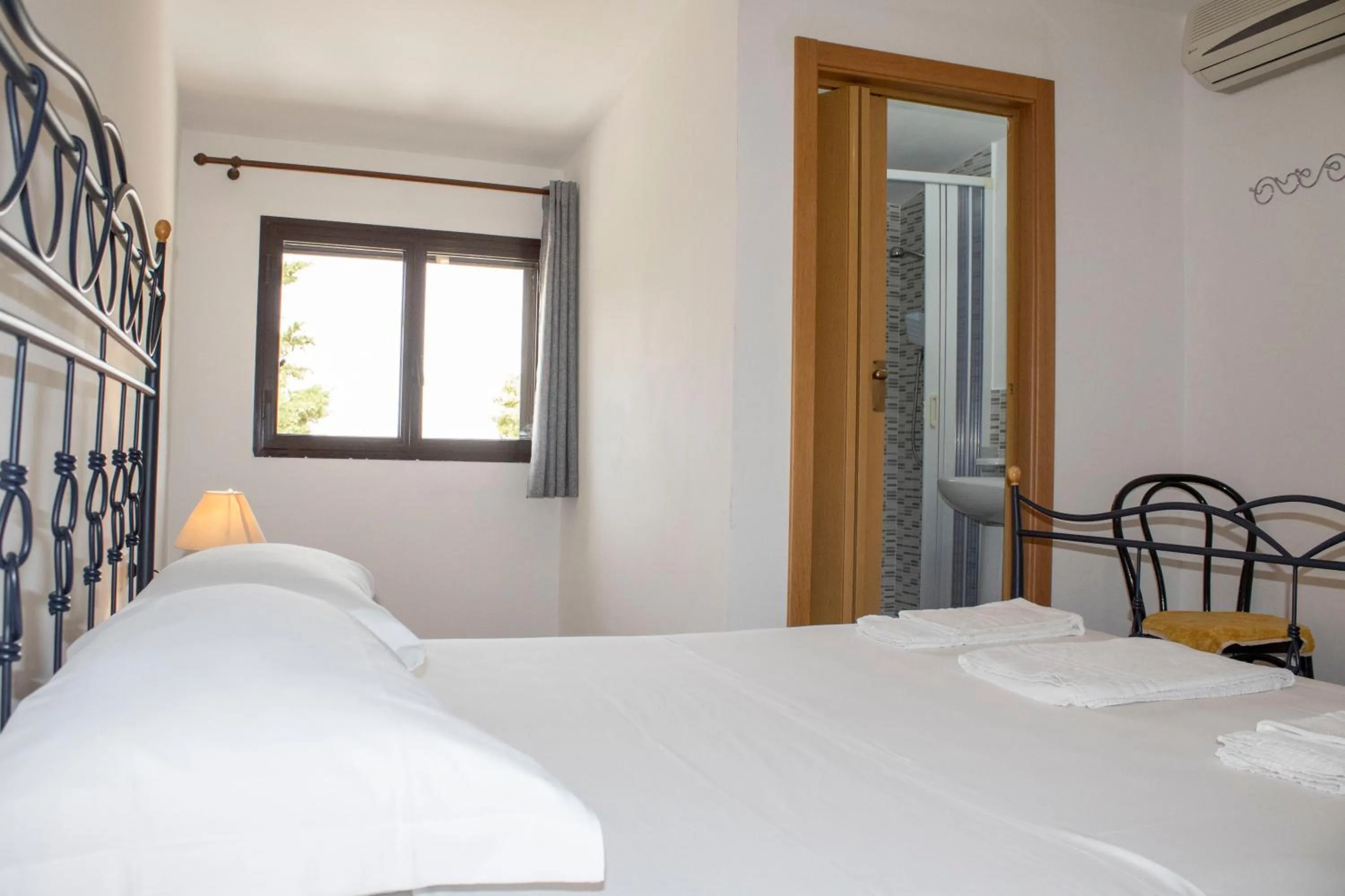 Bedroom, Bed in Agriturismo Bellajo - Ville Rustiche con Piscina