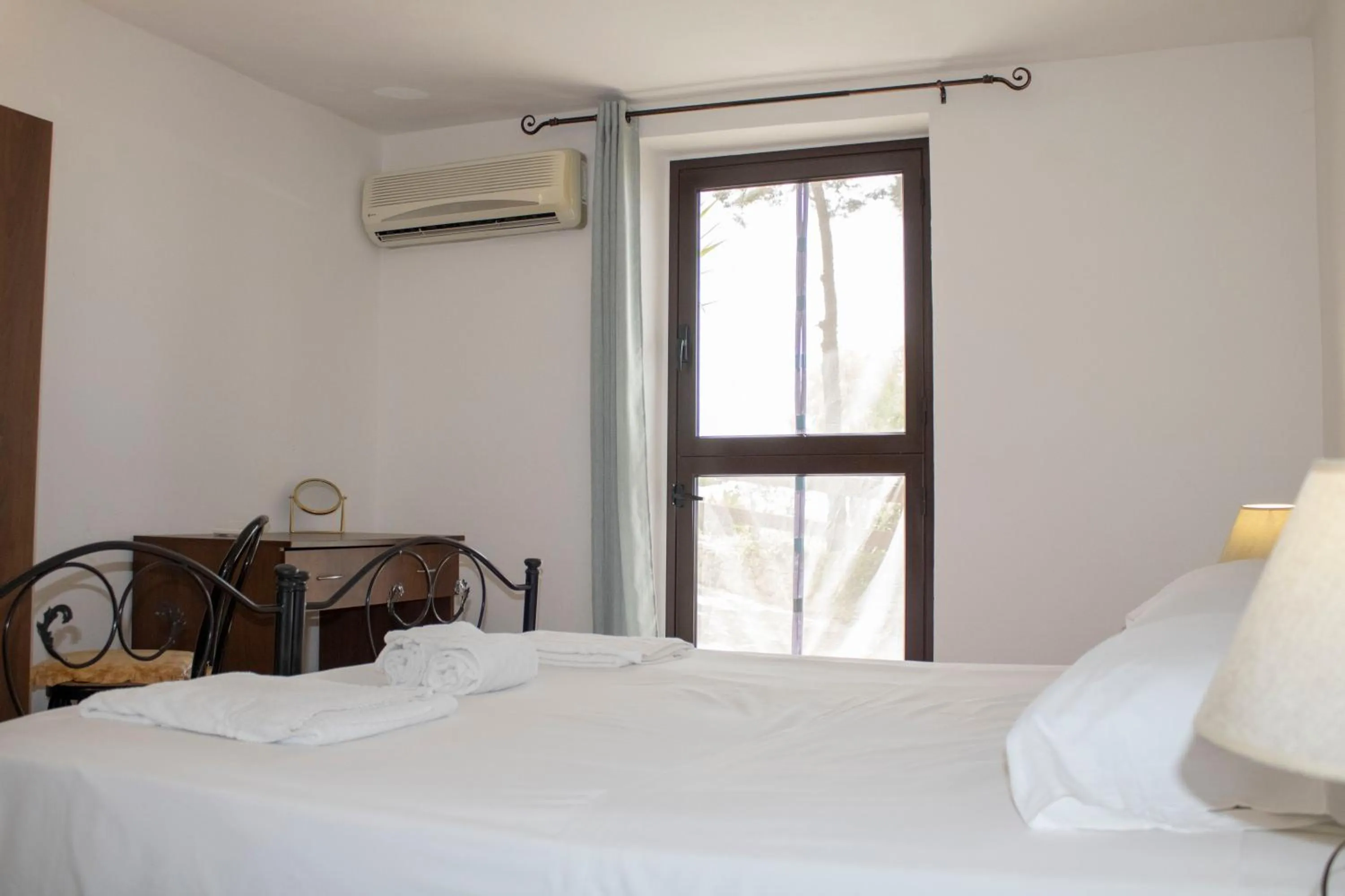 Bedroom, Bed in Agriturismo Bellajo - Ville Rustiche con Piscina