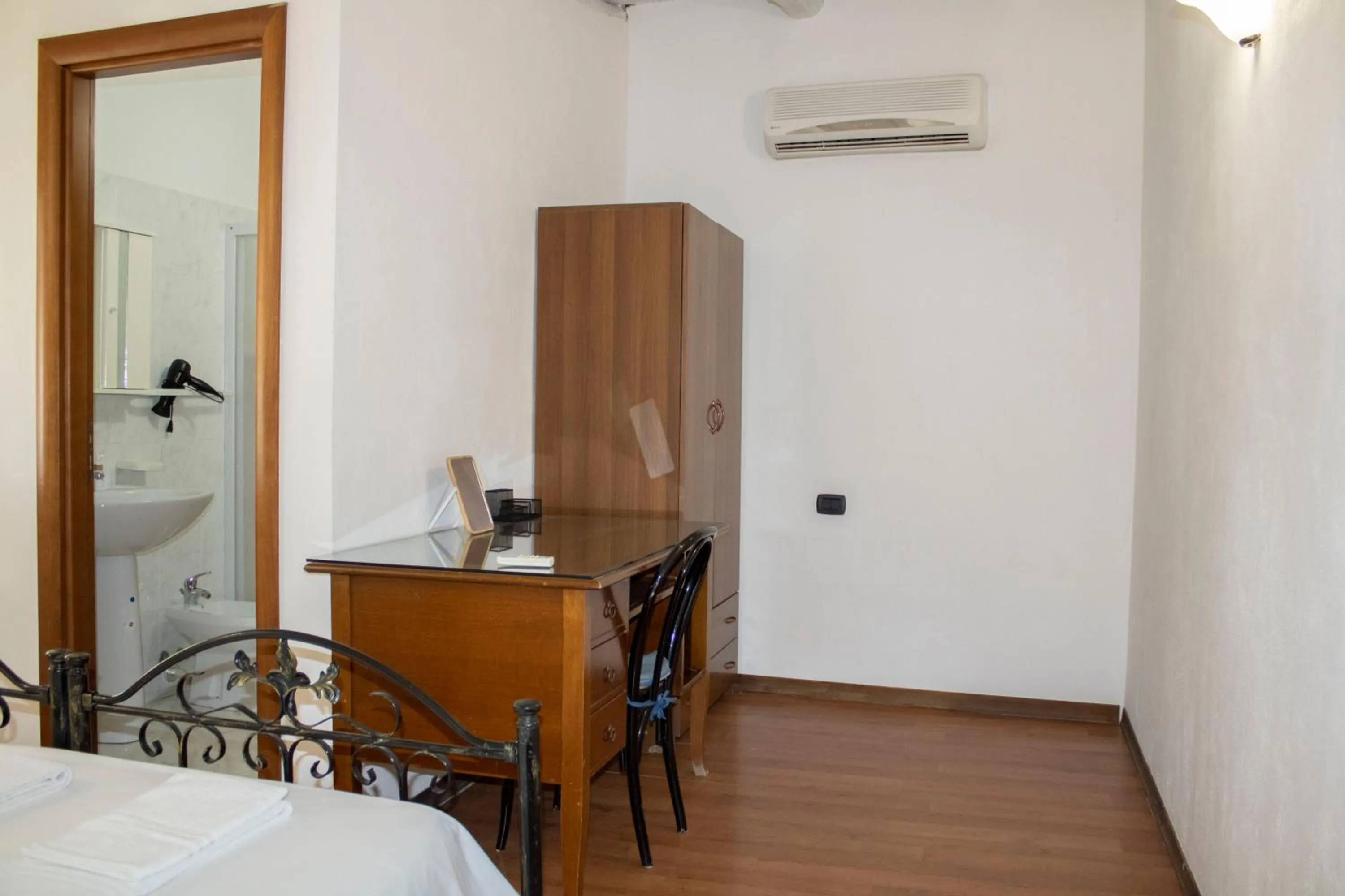 Bedroom, Bed in Agriturismo Bellajo - Ville Rustiche con Piscina