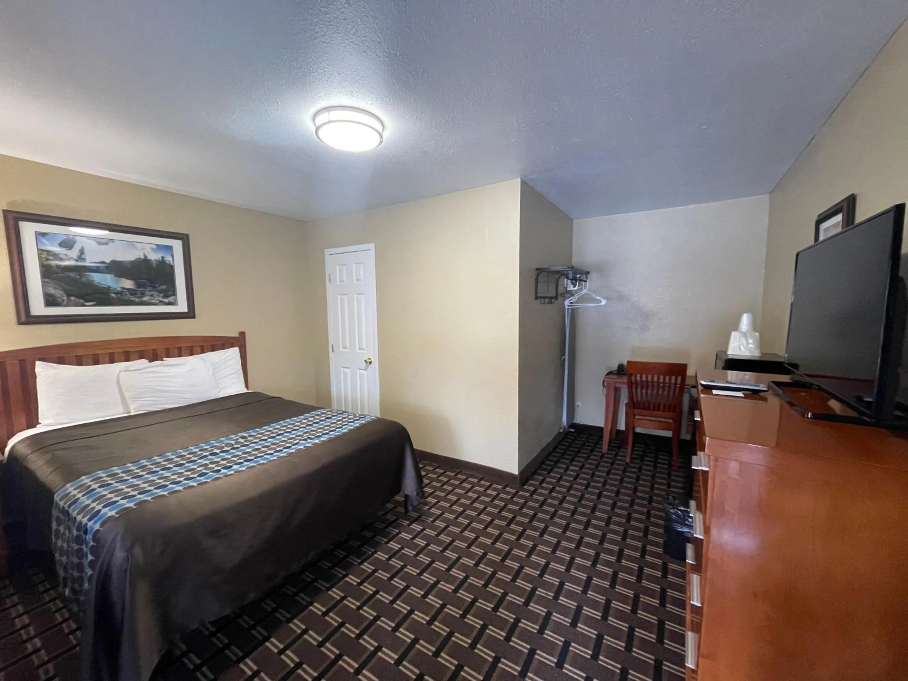 Bed in Tahoe Hacienda Inn